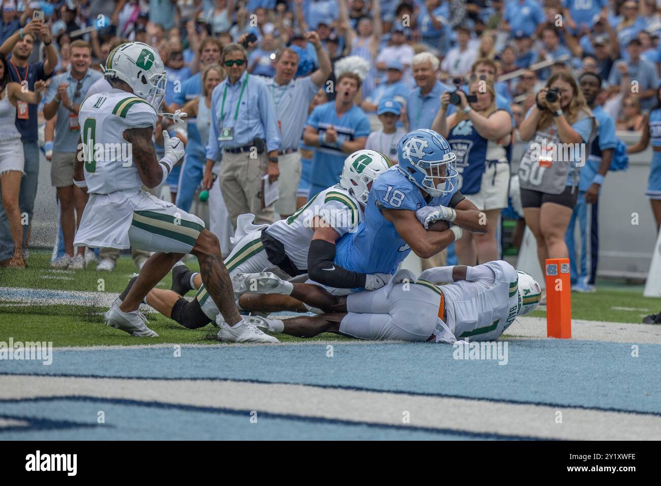 Chapel Hill, NC: Il tight end North Carolina Tar Heels Bryson Nesbit (18) segna il primo touchdown durante una partita di football della NCAA sabato, settembre Foto Stock