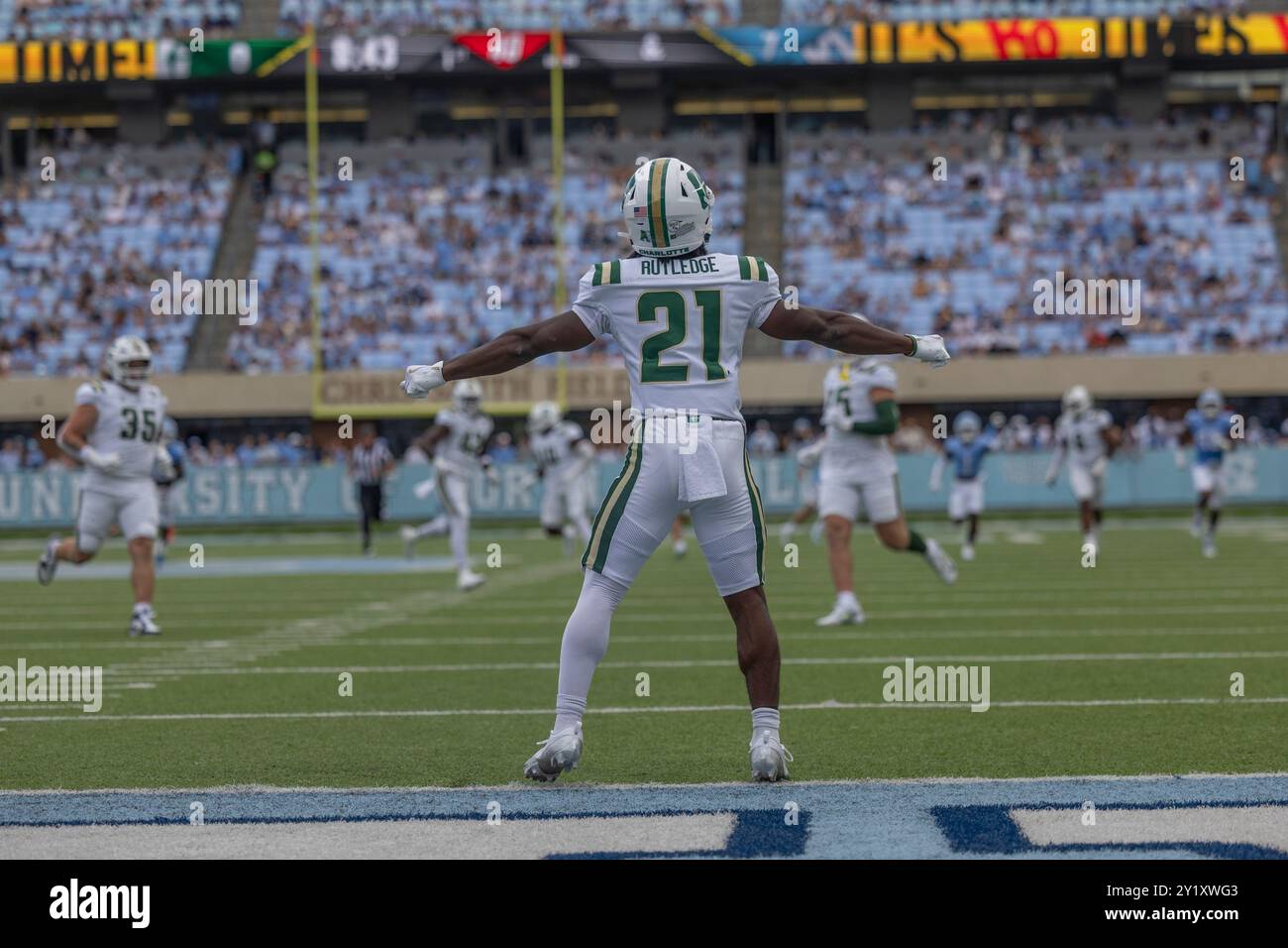 Chapel Hill, NC: Il running back dei Charlotte 49ers Henry Rutledge (21) si prepara a ricevere il calcio d'inizio durante una partita di football della NCAA contro i North caro Foto Stock