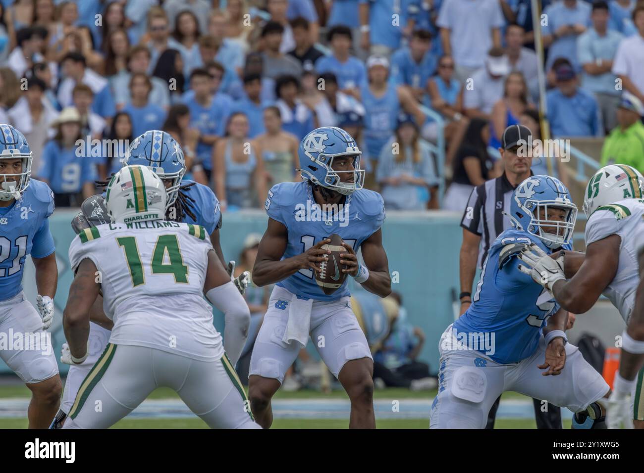 Chapel Hill, NC: Il quarterback dei North Carolina Tar Heels Conner Harrell (15) scende indietro per passare durante una partita di football della NCAA contro i Charlotte 49ers Foto Stock
