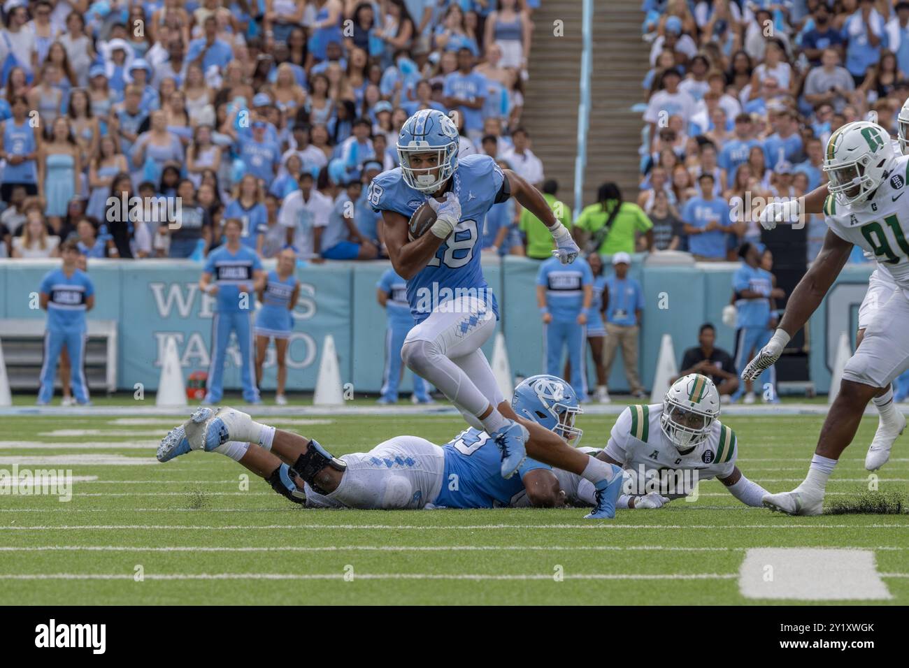 Chapel Hill, NC: Il tight end dei North Carolina Tar Heels Bryson Nesbit (18) corre con la palla durante una partita di football della NCAA sabato 7 settembre 2024 Foto Stock