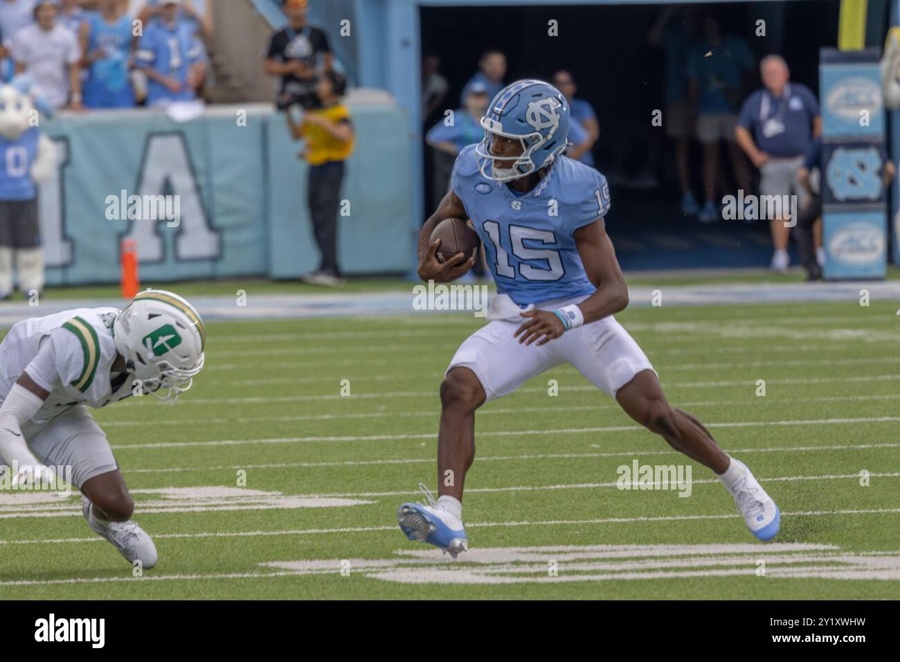 Chapel Hill, NC: Il quarterback dei North Carolina Tar Heels Conner Harrell (15) corre con la palla durante una partita di football della NCAA contro i Charlotte 49ers Foto Stock