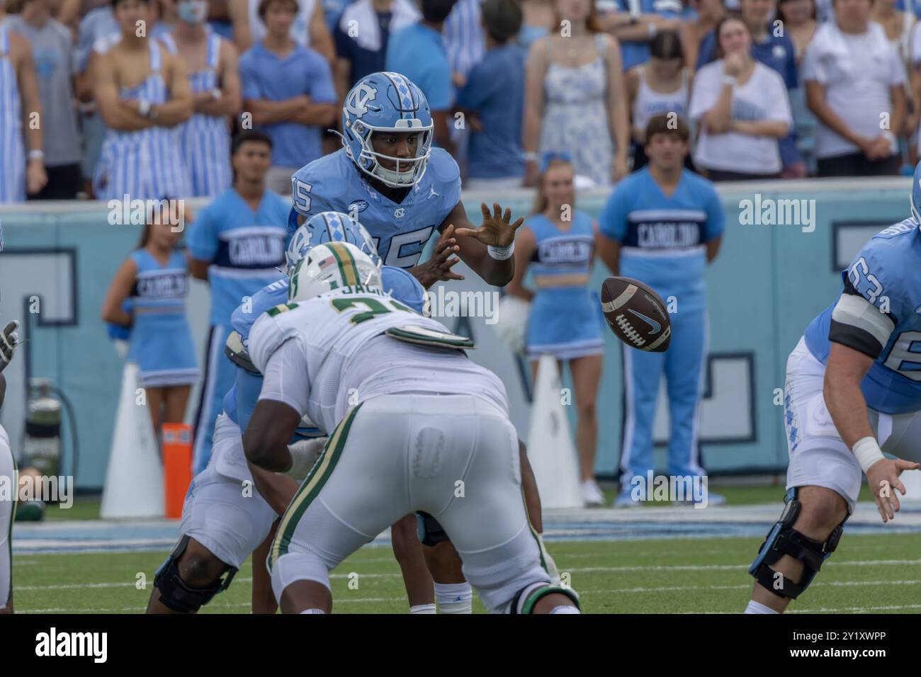 Chapel Hill, NC: Il quarterback dei North Carolina Tar Heels Conner Harrell (15) ottiene lo snap durante una partita di football NCAA contro i Charlotte 49ers su sa Foto Stock