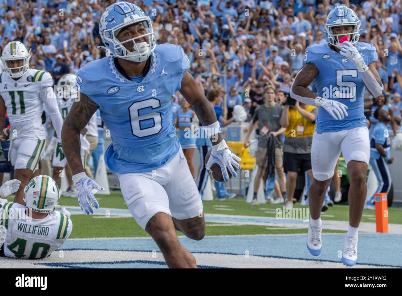 Chapel Hill, NC: Il wide receiver dei North Carolina Tar Heels Nate McCollum (6) festeggia dopo aver segnato un touchdown durante una partita di football NCAA contro i CH Foto Stock
