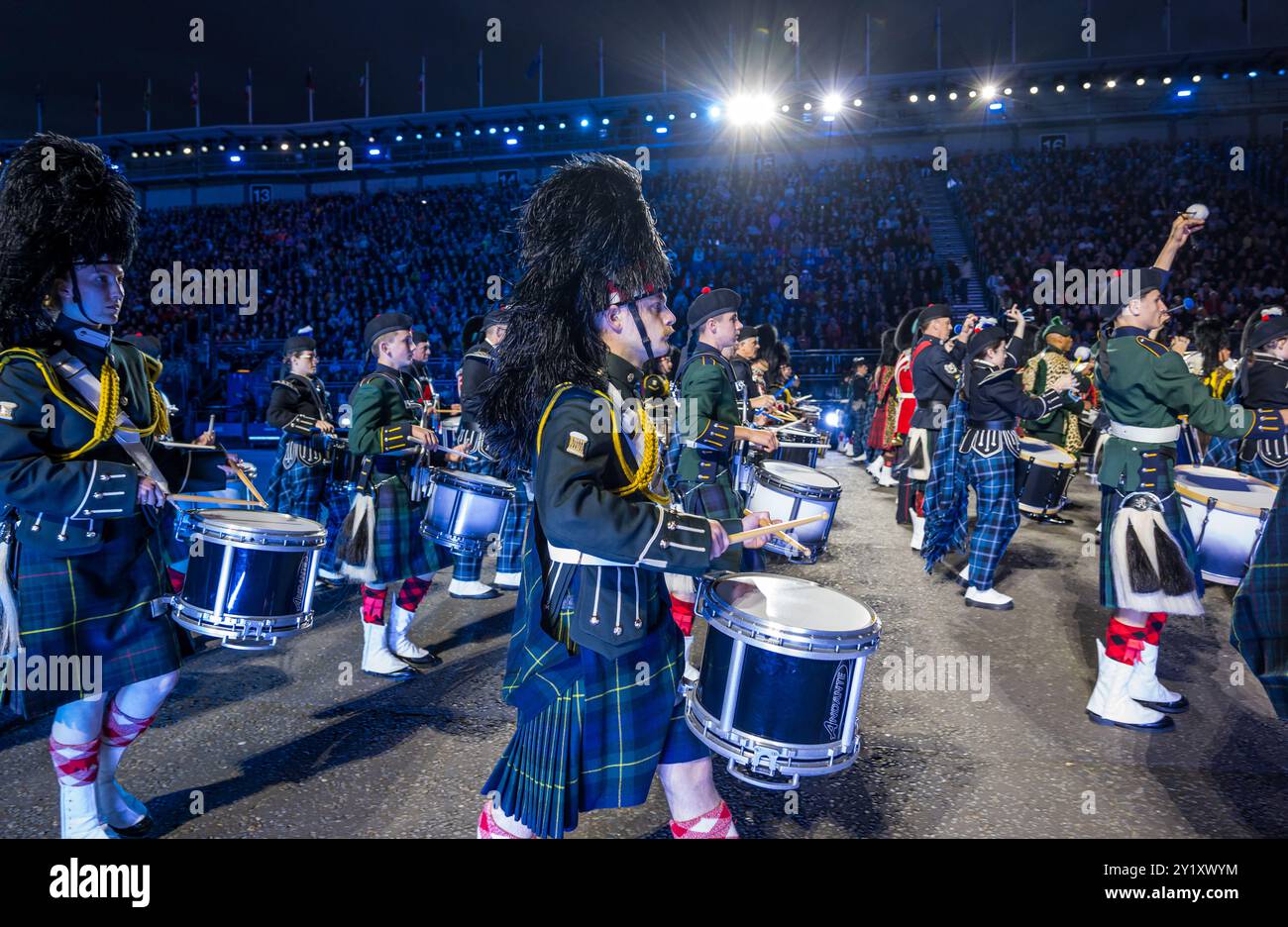 Soldati scozzesi in marcia suonando la batteria, Edinburgh Military Tattoo performance, Scozia, Regno Unito Foto Stock