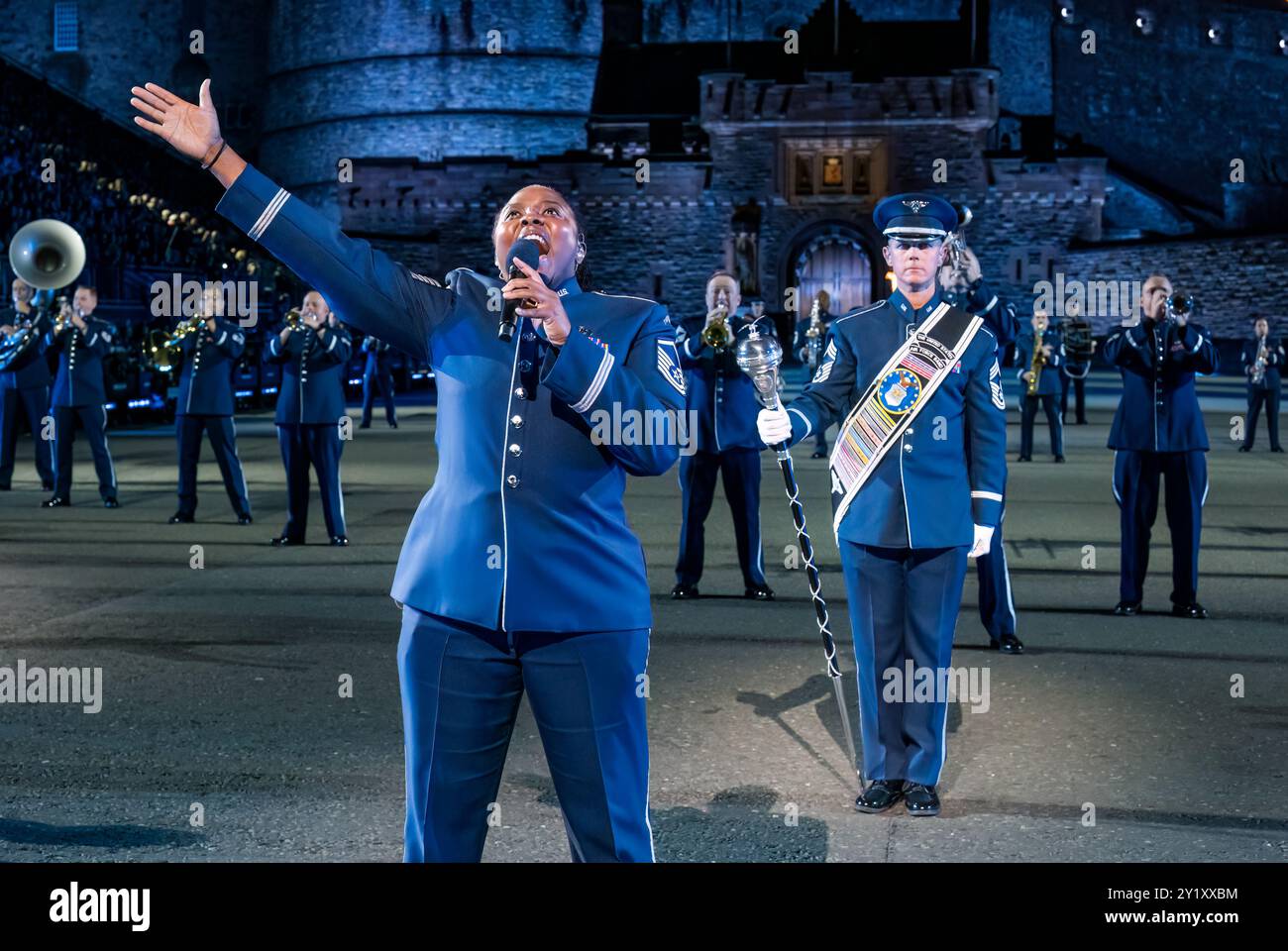 Cantante nera della United States Air Force Band all'esibizione Edinburgh Military Tattoo, Scozia, Regno Unito Foto Stock