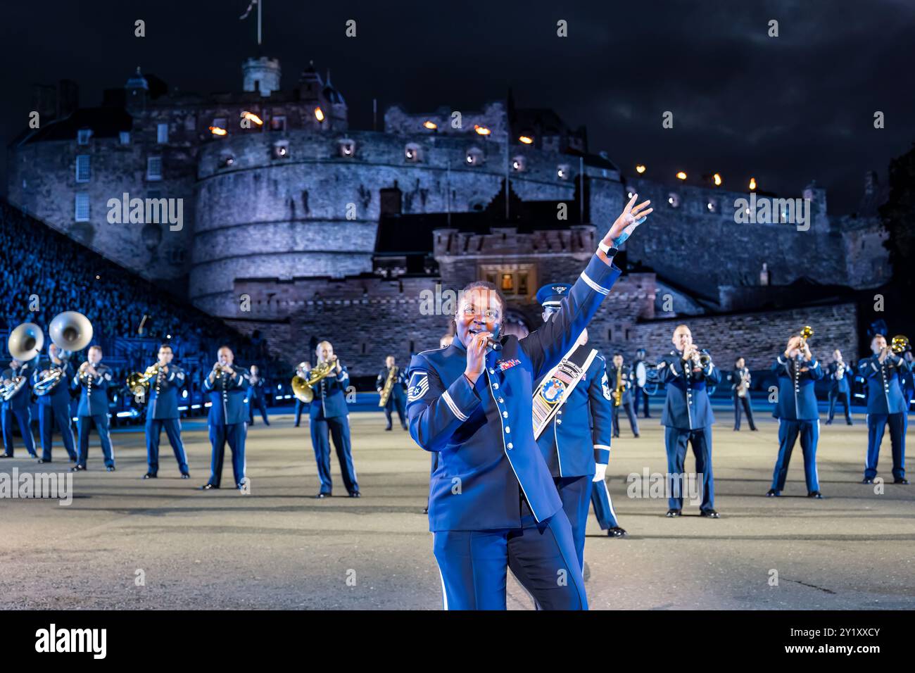 Cantante nera della United States Air Force Band all'esibizione Edinburgh Military Tattoo, Scozia, Regno Unito Foto Stock