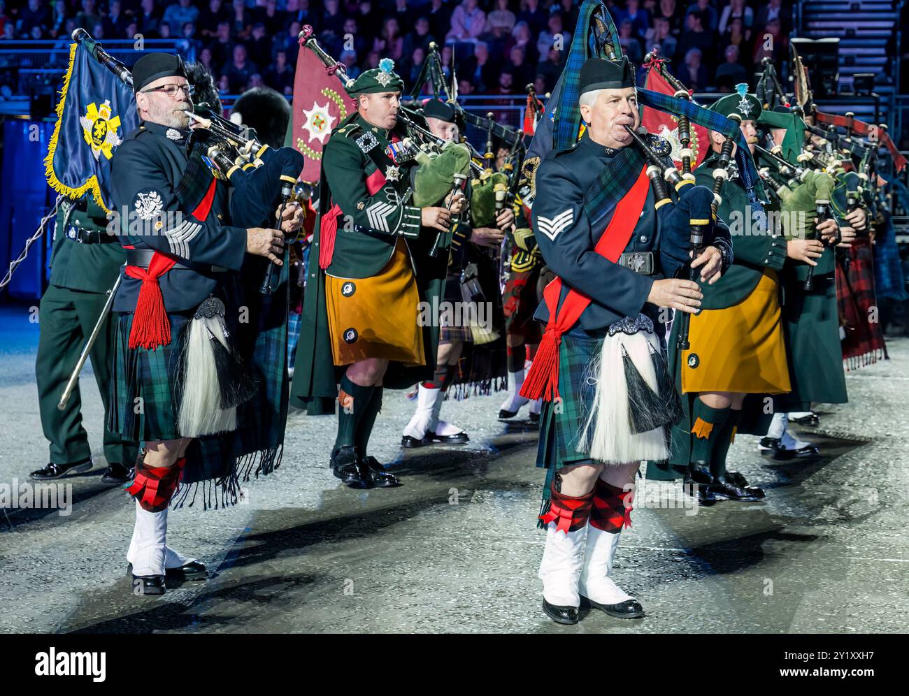 Soldati scozzesi in marcia suonando cornamuse, esibizione di Edinburgh Military Tattoo, Scozia, Regno Unito Foto Stock