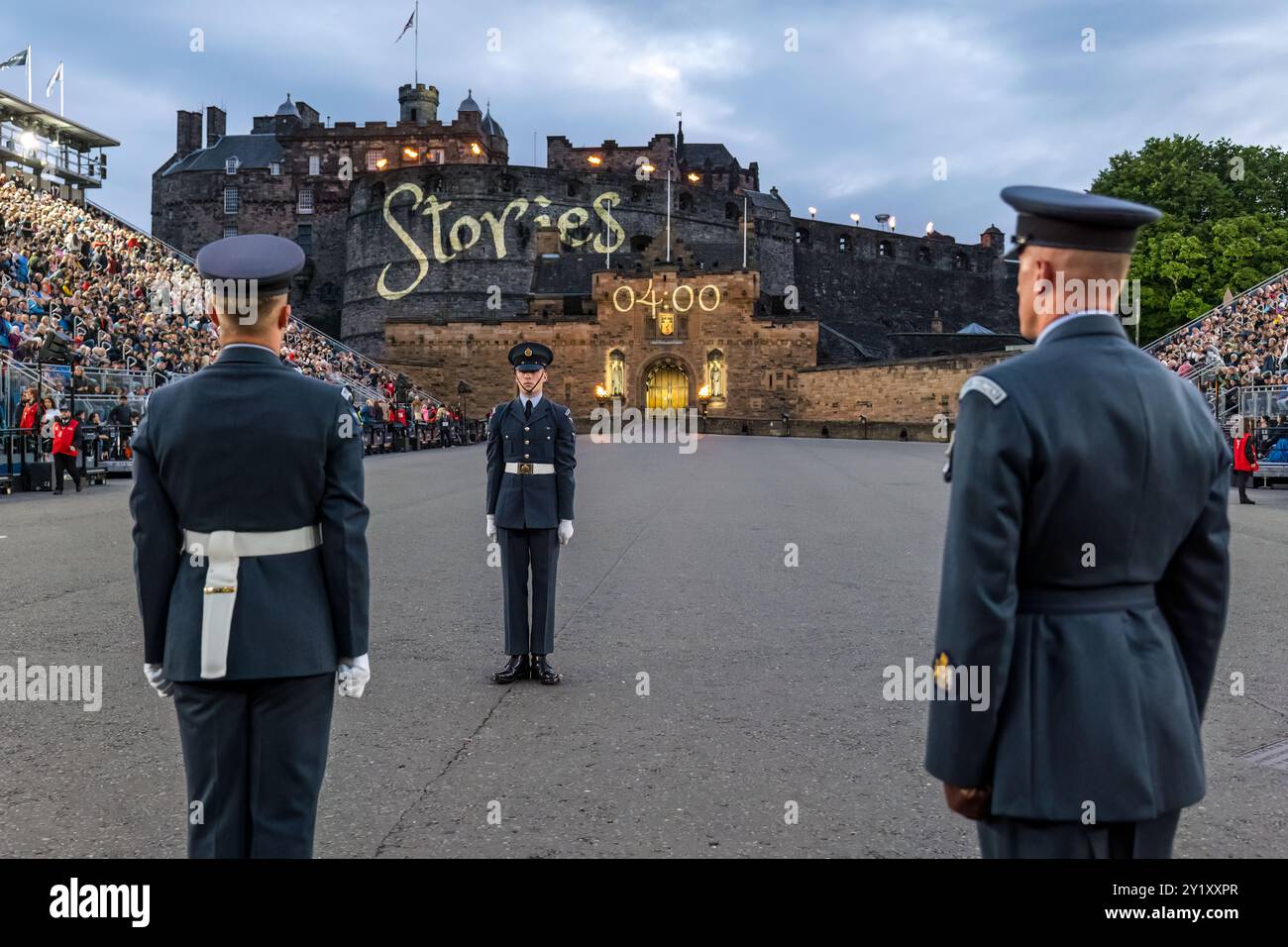 Soldati all'inizio del Tattoo militare di Edimburgo, Castello di Edimburgo, Scozia, Regno Unito 2023 Foto Stock