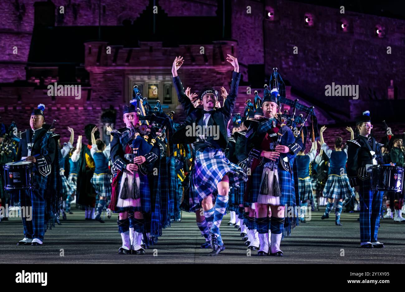 La compagnia di danza tatuaggio danzava in kilt con soldati che indossavano kilt che suonavano cornamuse all'esibizione di Edinburgh Military Tattoo, Scozia, Regno Unito Foto Stock