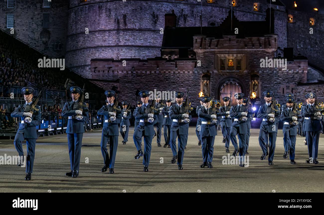Kings Colour Squadron Royal Air Force in marcia a Edinburgh Military Tattoo, Scozia, Regno Unito Foto Stock