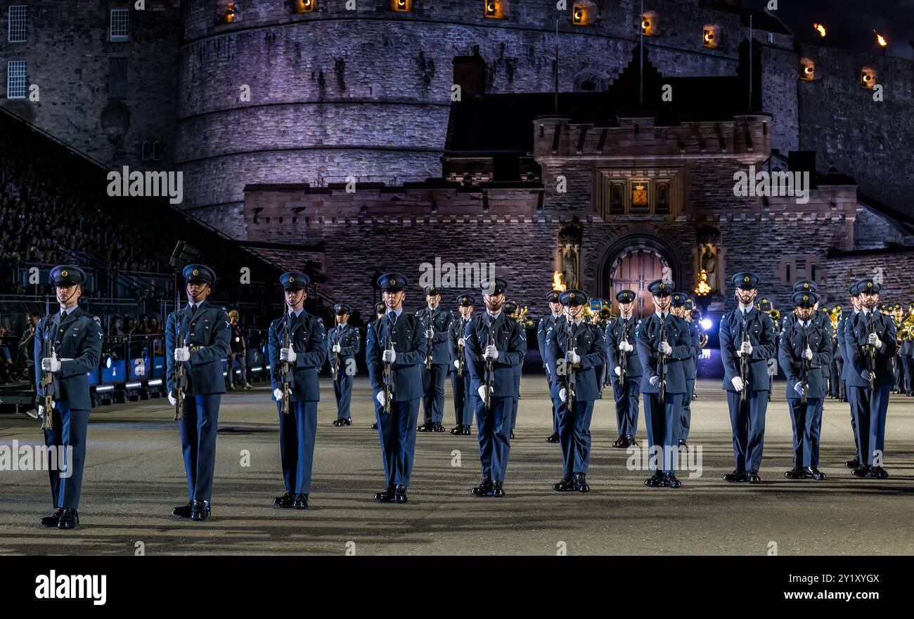 Kings Colour Squadron Royal Air Force in marcia a Edinburgh Military Tattoo, Scozia, Regno Unito Foto Stock