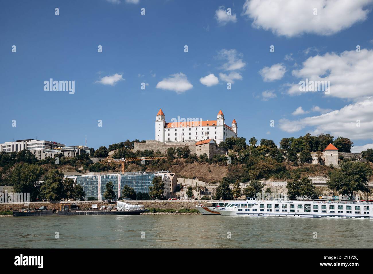 Vista del centro di Bratislava dal Danubio Foto Stock