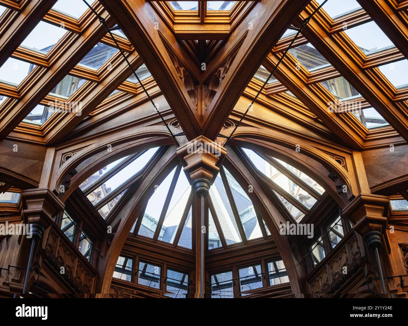 L'atrio nel Giardino d'Inverno combina legni di quercia e noce, luce naturale e squisita maestria artigianale, presso la Biltmore House di Asheville, North Carolina, USA. Foto Stock