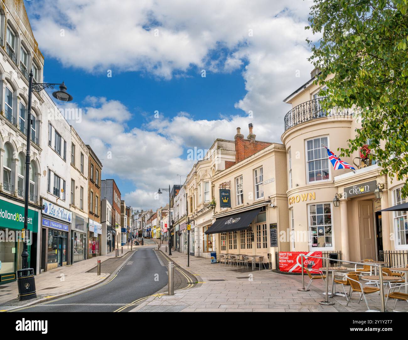 Shops and the Crown pub in High Street, Ryde, Isle of Wight, Inghilterra, Regno Unito Foto Stock