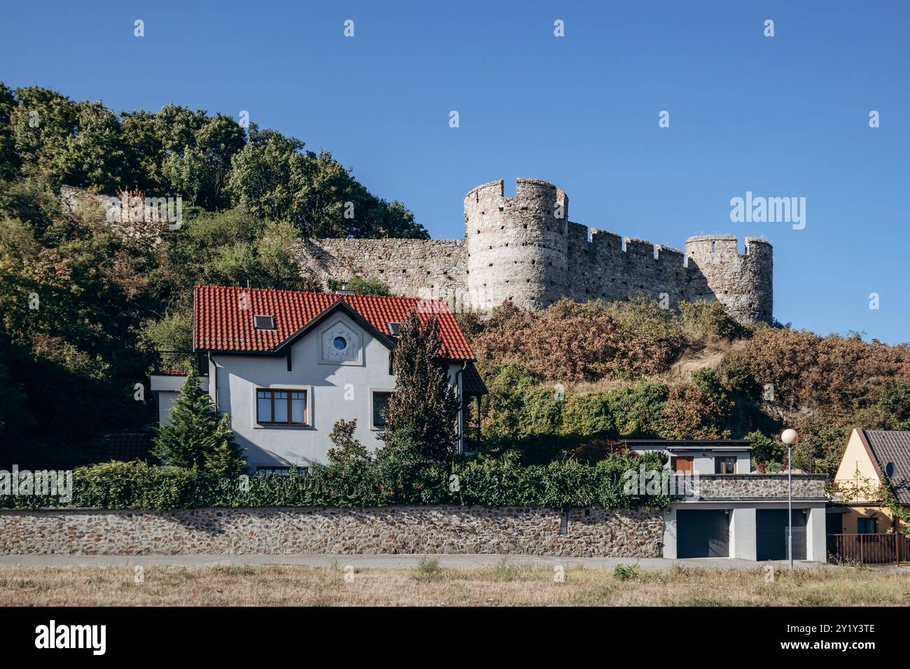 Castello di Devin, situato su una massiccia collina rocciosa sopra la confluenza del Danubio e della Morava Foto Stock