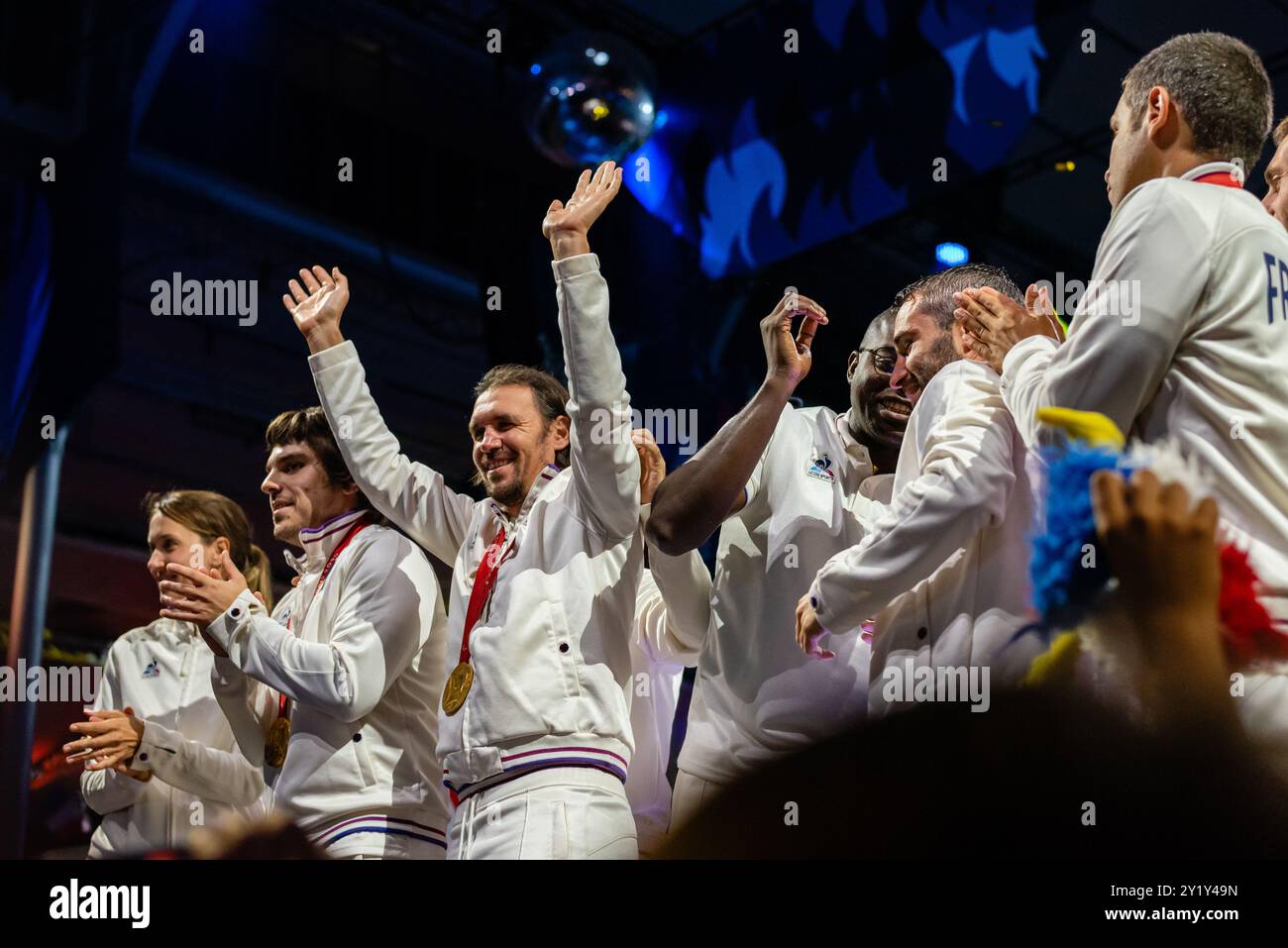 Parigi, Francia. 7 settembre 2024. La squadra francese di calcio cieco viene celebrata al Club France per la vittoria della medaglia d'oro ai Giochi paralimpici di Parigi 2024. Crediti: Fabienne Koch/Alamy Live News Foto Stock