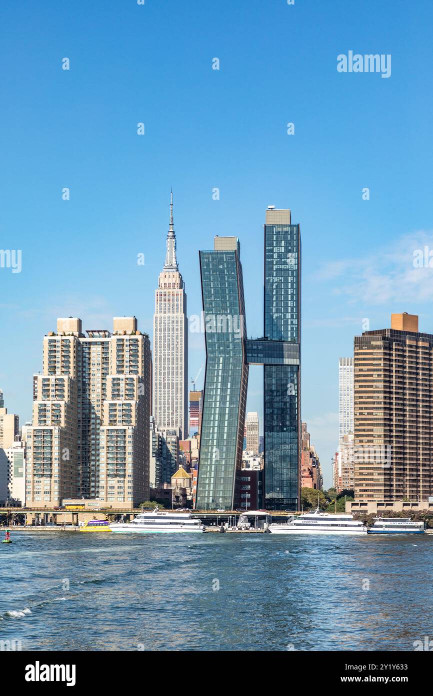 New York, USA - 6 ottobre 2017: Veduta dell'edificio americano in rame, del moderno grattacielo e dell'edificio Chrisler sull'East River a New York City. Foto Stock