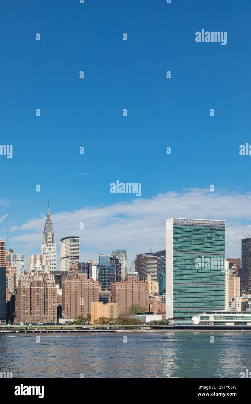 New York, USA - 6 ottobre 2017: La sede delle Nazioni Unite sull'East River a New York e sullo sfondo il Chrysler bui Foto Stock