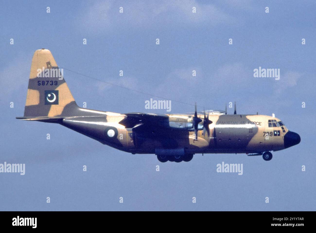 Ein Transportflugzeug Lockheed C-130 Hercules der Pakistan Air Force landet am Flughafen Köln/Bonn. NRW Deutschland *** Un aereo da trasporto Lockheed C 130 Hercules dell'aeronautica militare pakistana atterra all'aeroporto di Colonia-Bonn NRW Germania Foto Stock