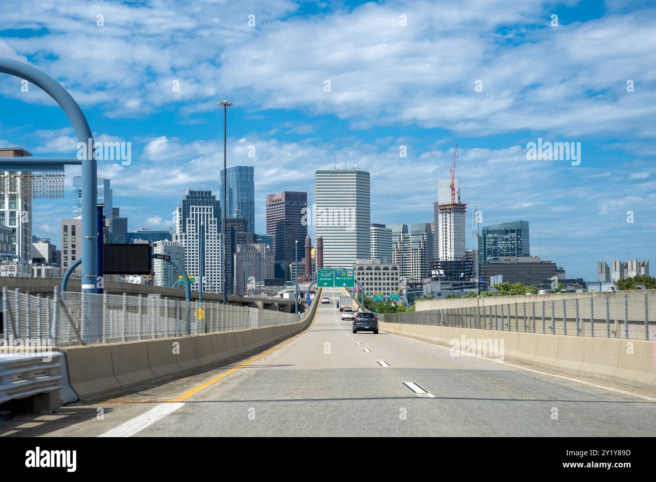 interstate 90 direzione sud attraverso il centro di Providence. Boston Roads e cartello Foto Stock