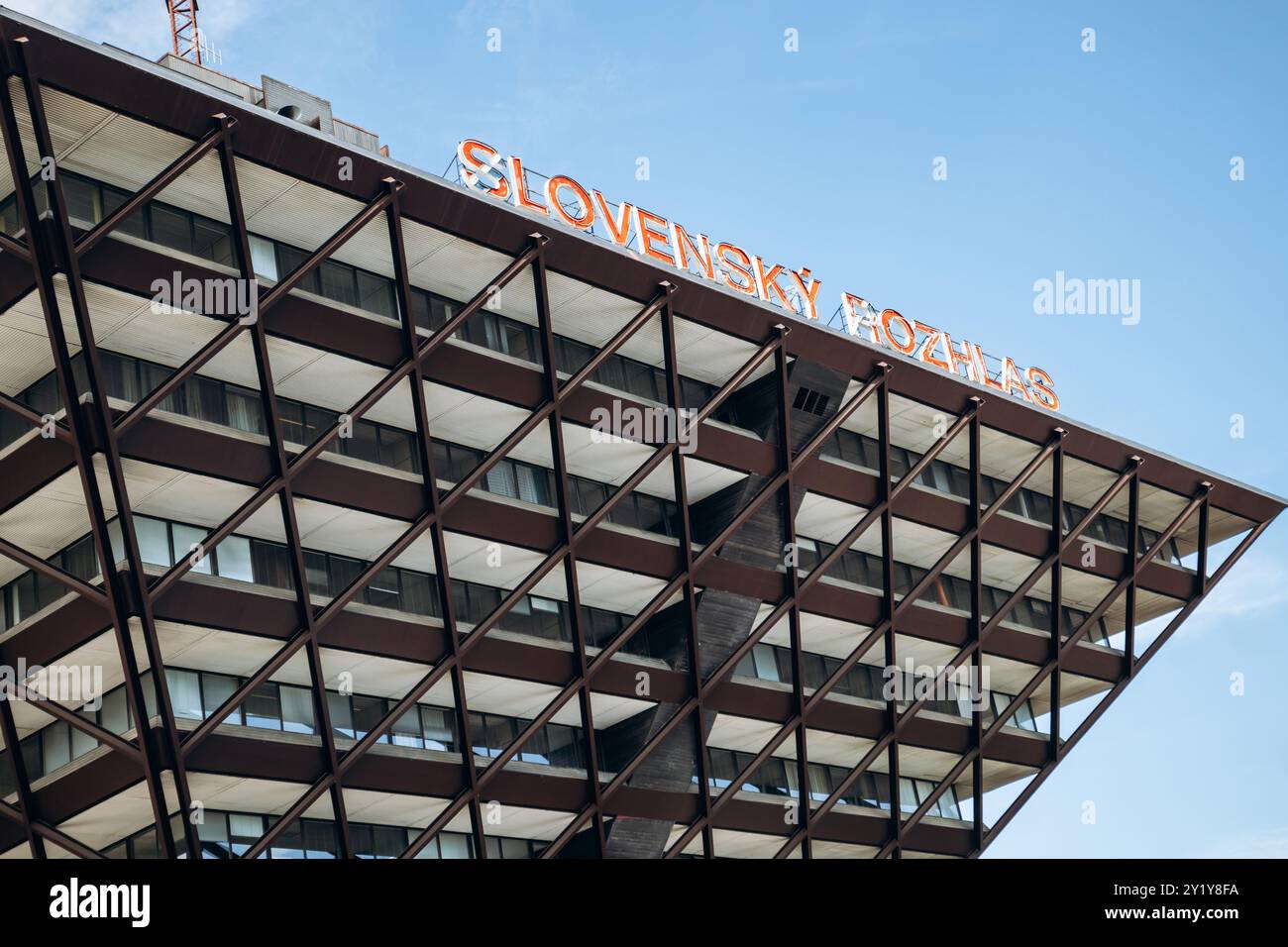 Bratislava, Slovacchia - 7 agosto 2024: Edificio radio slovacco situato a Bratislava Foto Stock