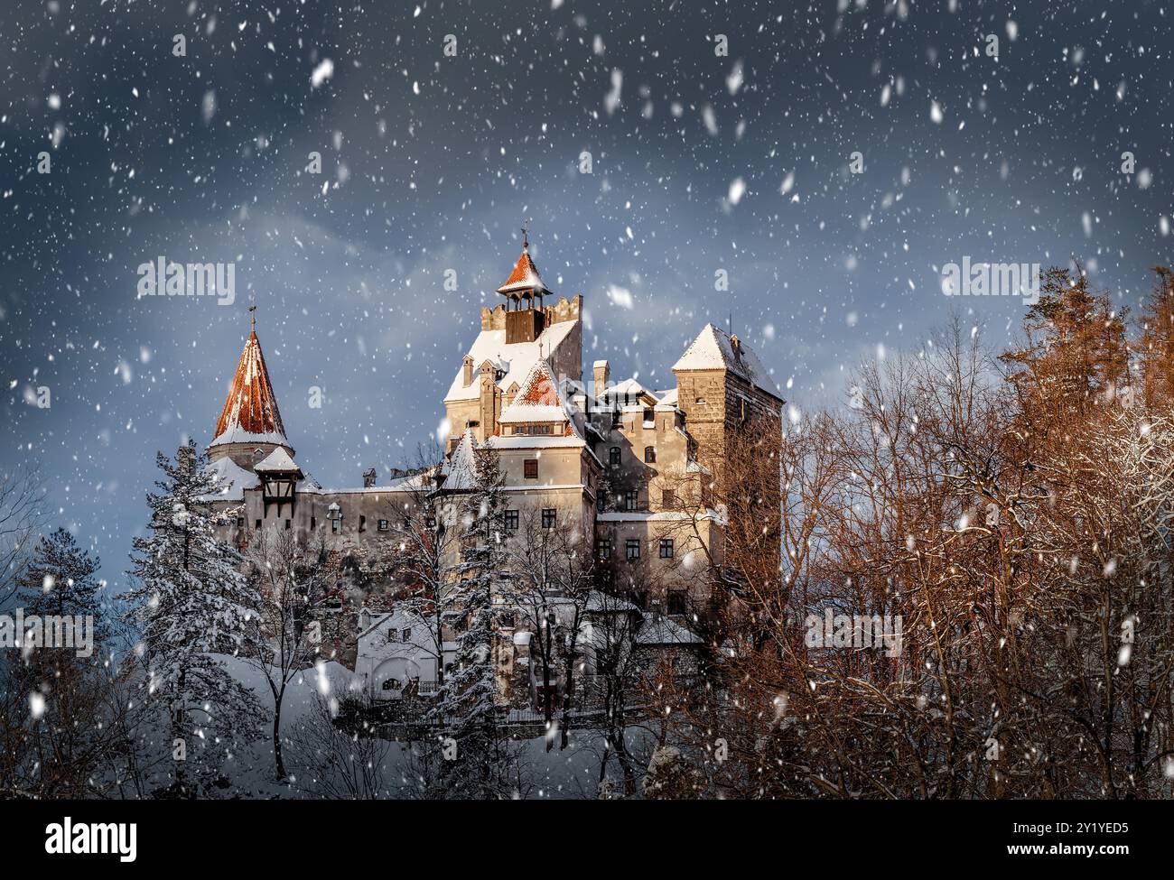 Scena invernale con castello medievale di Bran, Brasov, Transilvania, Romania Foto Stock