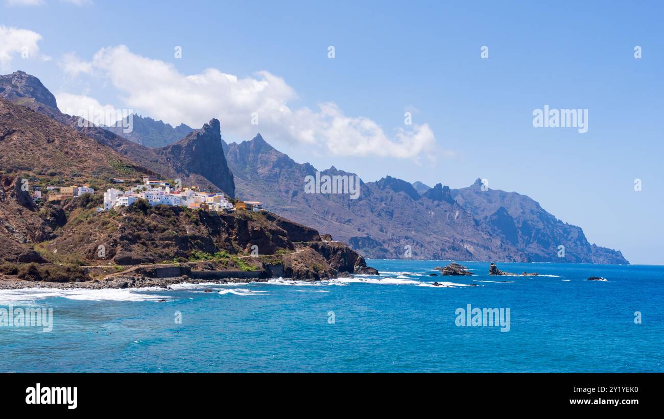 Die nördliche Küste Teneriffas von der Playa del Roque de las Bodegas gesehen. Foto Stock