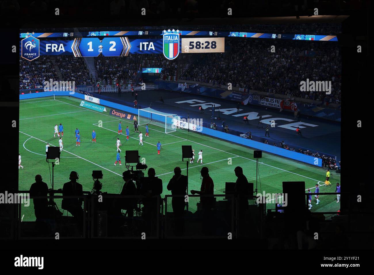 Parigi, Francia. 6 settembre 2024. La squadra televisiva si trova su un portale di studio di fronte allo schermo dello stadio durante la partita di UEFA Nations League al Parc des Princes di Parigi. Il credito per immagini dovrebbe essere: Jonathan Moscrop/Sportimage Credit: Sportimage Ltd/Alamy Live News Foto Stock