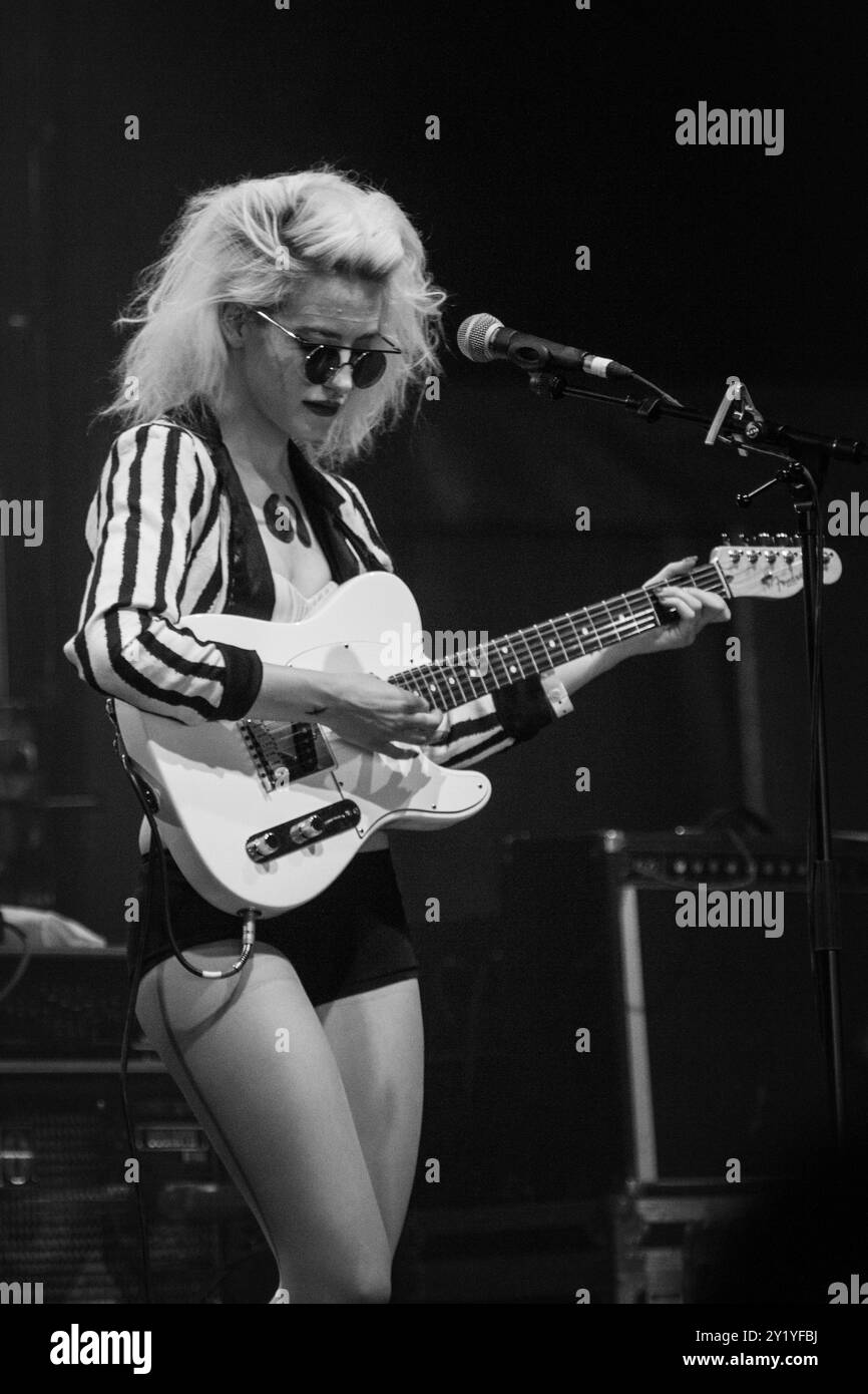 BETH JEANS HOUGHTON, CONCERTO, GREEN MAN FESTIVAL 2012: Beth Jeans Houghton suona dal vivo sul far Out Stage al Green Man Festival 2012 al Glanusk Park, Brecon, Galles, agosto 2012. Foto: Rob Watkins. INFORMAZIONI: Beth Jeans Houghton è una musicista, compositrice, artista, animatrice e regista di video multidisciplinari inglese. È conosciuta per la sua eclettica miscela di indie pop, folk e rock. La sua musica presenta voci distintive, arrangiamenti dinamici e testi introspettivi, creando un suono unico e accattivante. Foto Stock