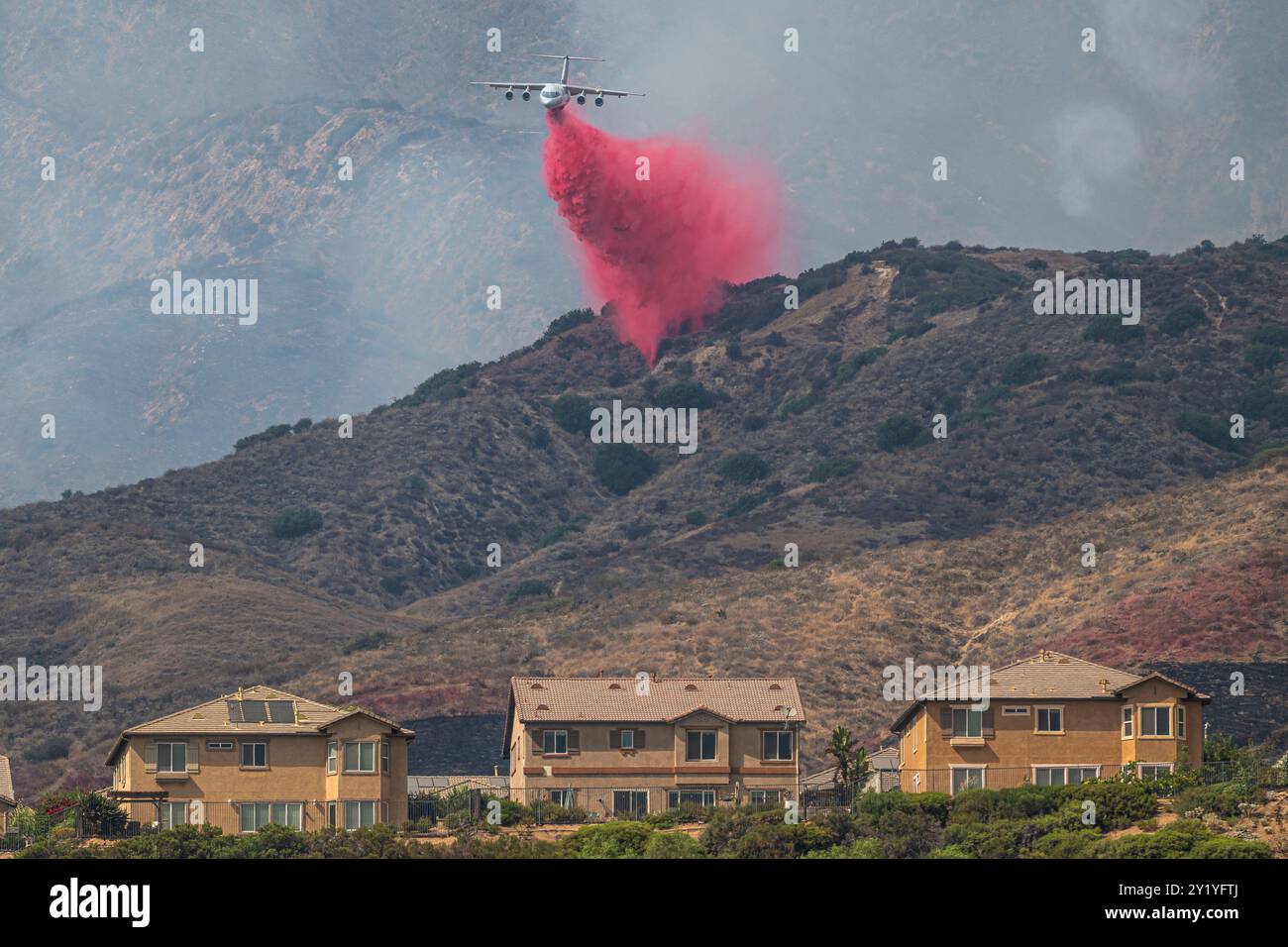 Highland, Stati Uniti. 7 settembre 2024. Una cisterna antincendio del Dipartimento delle foreste e della protezione antincendio della California che effettua una caduta ritardante. Il Line Fire cresce fino a oltre 7000 acri nella contea di San Bernardino e rimane contenuto allo 0%. La causa dell'incendio è sconosciuta. (Foto di Jon Putman/SOPA Images/Sipa USA) credito: SIPA USA/Alamy Live News Foto Stock