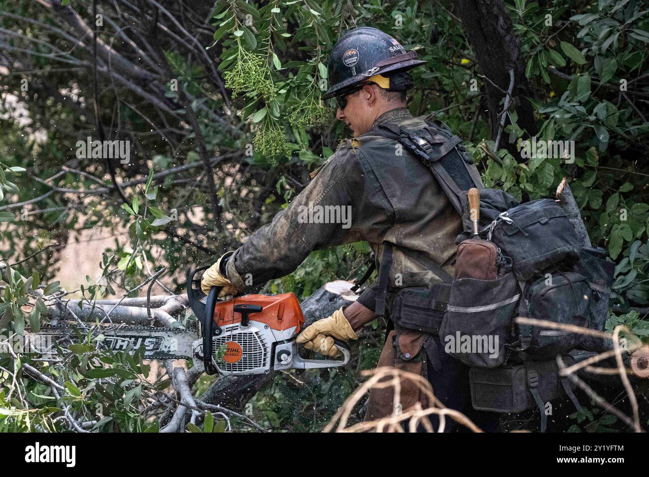 Highland, Stati Uniti. 7 settembre 2024. I vigili del fuoco del California Department of Forestry and Fire Protection servono a liberare le linee dei loro bulldozer. Il Line Fire cresce fino a oltre 7000 acri nella contea di San Bernardino e rimane contenuto allo 0%. La causa dell'incendio è sconosciuta. (Foto di Jon Putman/SOPA Images/Sipa USA) credito: SIPA USA/Alamy Live News Foto Stock