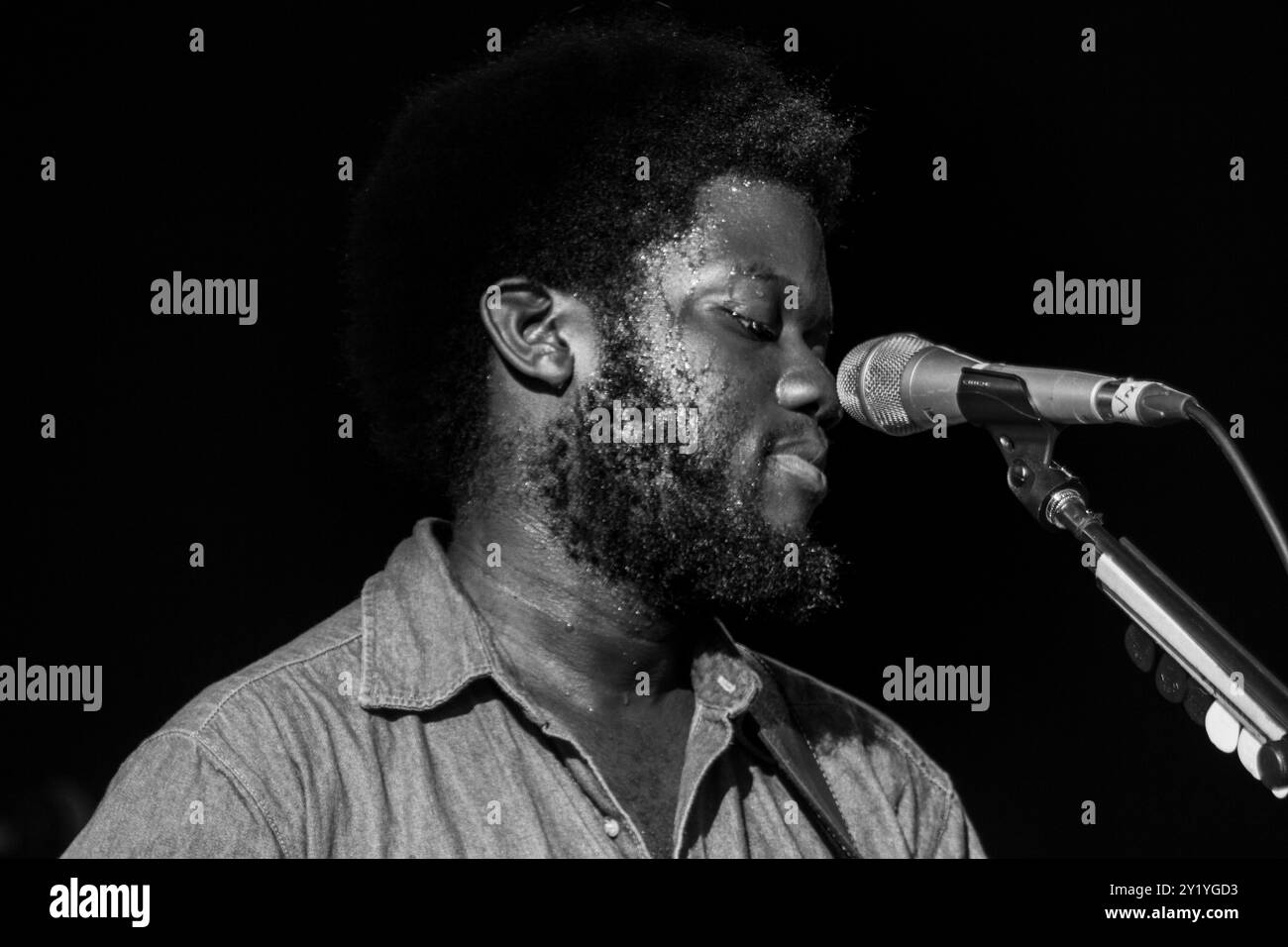 MICHAEL KIWANUKA, CONCERTO, GREEN MAN FESTIVAL 2012: Un giovanissimo Michael Kiwanuka in tour con il suo album di debutto suonando dal vivo sul Mountain Stage al Green Man Festival 2012 a Glanusk Park, Brecon, Galles, agosto 2012. Foto: Rob Watkins. INFORMAZIONI: Michael Kiwanuka è un cantautore britannico noto per il suo sound soul, che combina elementi di folk, soul e rock psichedelico. Con testi profondamente emozionali e voci ricche e calde, la sua musica esplora temi di identità, lotta e scoperta di sé. Foto Stock