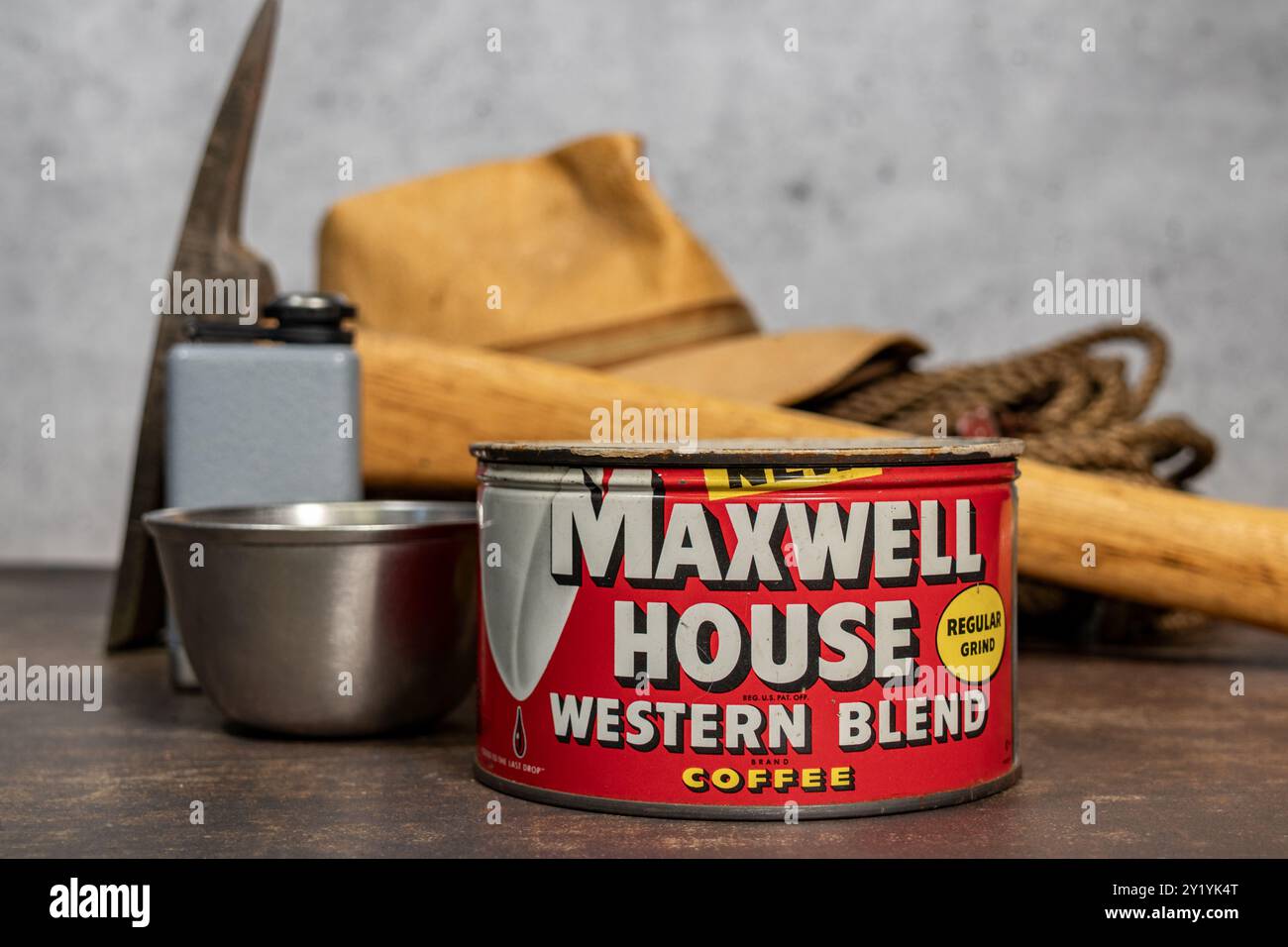 Everett WA USA 17 agosto 2024 - scatola del caffè Maxwell House Antique con una sola sterlina Foto Stock