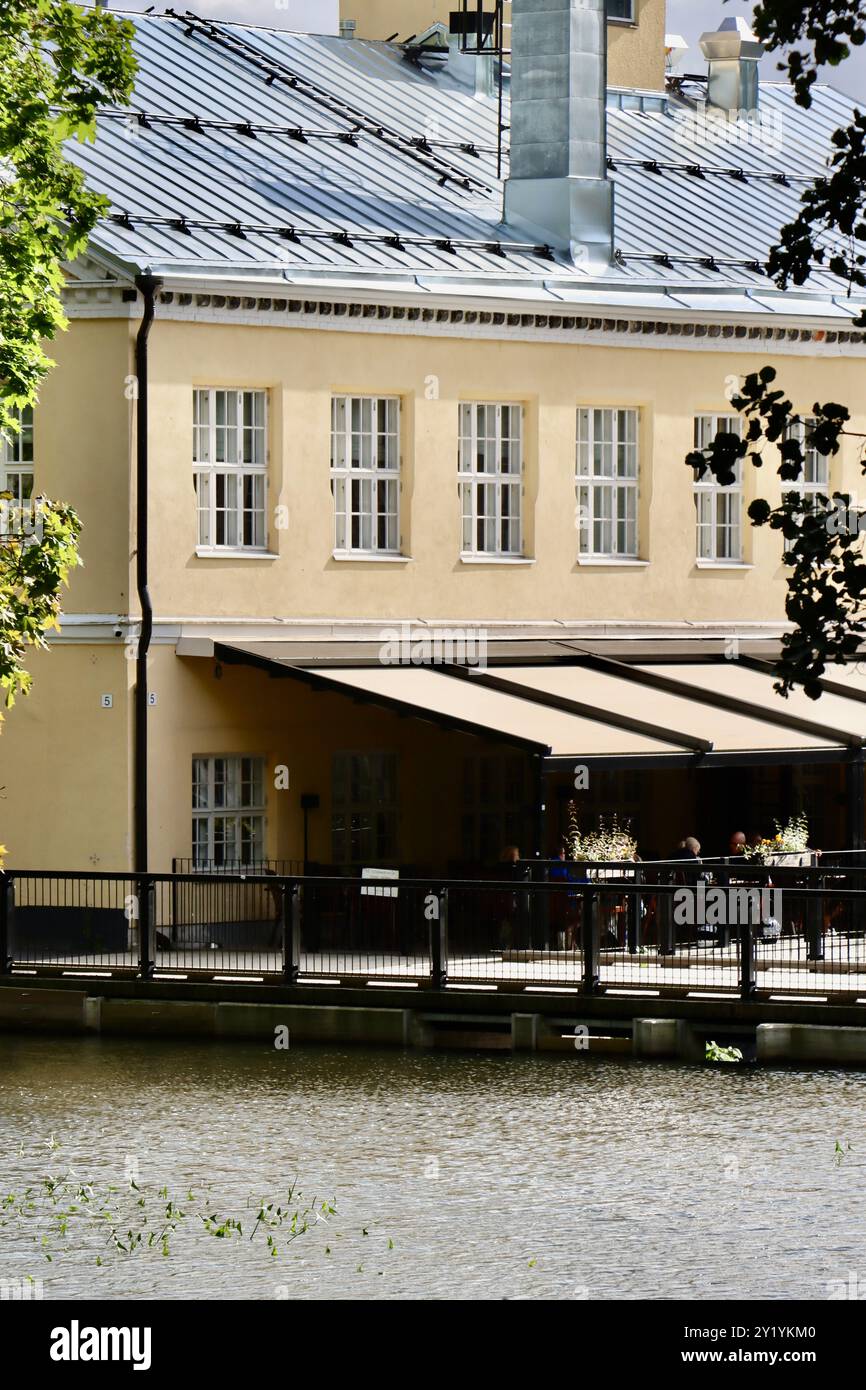 Vecchio edificio nel villaggio di Fiskars, Uusimaa, Finlandia, agosto 2024 Foto Stock