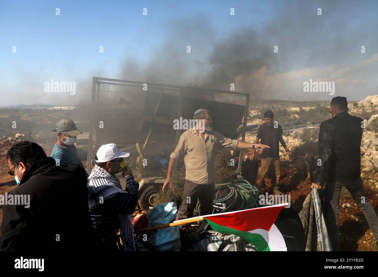 Salfit, Cisgiordania, Palestina. 30 novembre 2020. I coloni israeliani attaccano i manifestanti palestinesi durante una marcia organizzata dalle diverse fazioni palestinesi contro la confisca delle terre nell'area di al-Ras, a ovest della città di Salfit in Cisgiordania. Secondo fonti locali, domenica 30 novembre i coloni israeliani armati hanno svolto attività di bulldozer su larga scala nelle aree di al-Ras e al-Mahajer ad ovest di Salfit, con i palestinesi che temevano che potesse essere l'inizio della costruzione di un nuovo insediamento israeliano nella zona. Dal 1967 Israele ha occupato la Cisgiordania e costruito numerosi israeliani Foto Stock