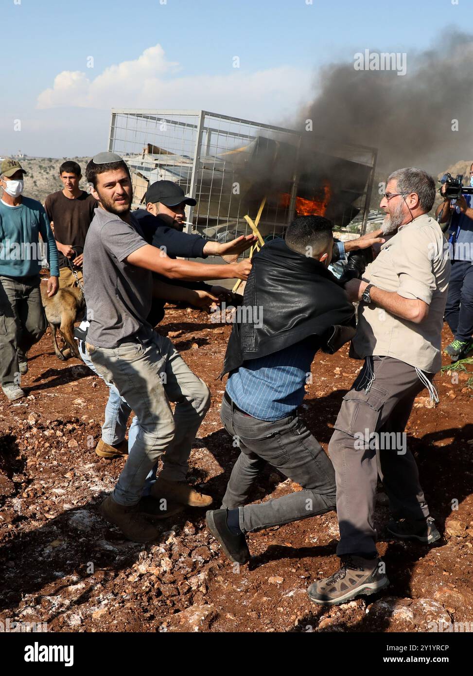 Salfit, Cisgiordania, Palestina. 30 novembre 2020. I coloni israeliani attaccano i manifestanti palestinesi durante una marcia organizzata dalle diverse fazioni palestinesi contro la confisca delle terre nell'area di al-Ras, a ovest della città di Salfit in Cisgiordania. Secondo fonti locali, domenica 30 novembre i coloni israeliani armati hanno svolto attività di bulldozer su larga scala nelle aree di al-Ras e al-Mahajer ad ovest di Salfit, con i palestinesi che temevano che potesse essere l'inizio della costruzione di un nuovo insediamento israeliano nella zona. Dal 1967 Israele ha occupato la Cisgiordania e costruito numerosi israeliani Foto Stock