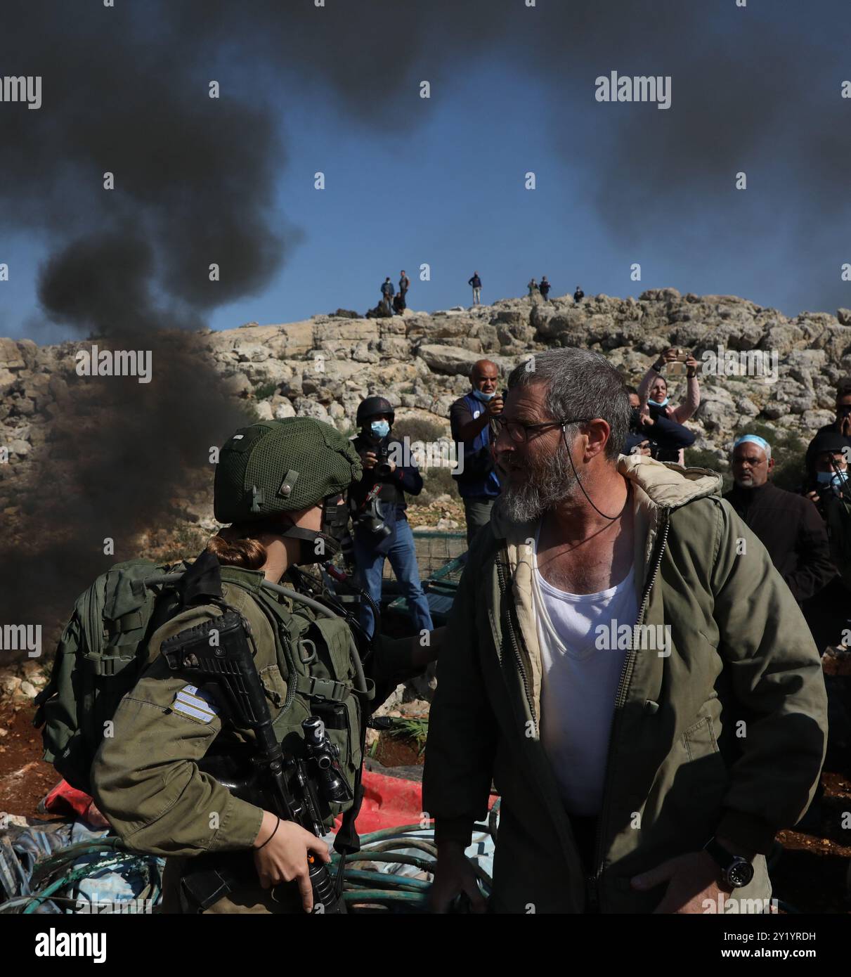 Salfit, Cisgiordania, Palestina. 30 novembre 2020. I coloni israeliani attaccano i manifestanti palestinesi durante una marcia organizzata dalle diverse fazioni palestinesi contro la confisca delle terre nell'area di al-Ras, a ovest della città di Salfit in Cisgiordania. Secondo fonti locali, domenica 30 novembre i coloni israeliani armati hanno svolto attività di bulldozer su larga scala nelle aree di al-Ras e al-Mahajer ad ovest di Salfit, con i palestinesi che temevano che potesse essere l'inizio della costruzione di un nuovo insediamento israeliano nella zona. Dal 1967 Israele ha occupato la Cisgiordania e costruito numerosi israeliani Foto Stock