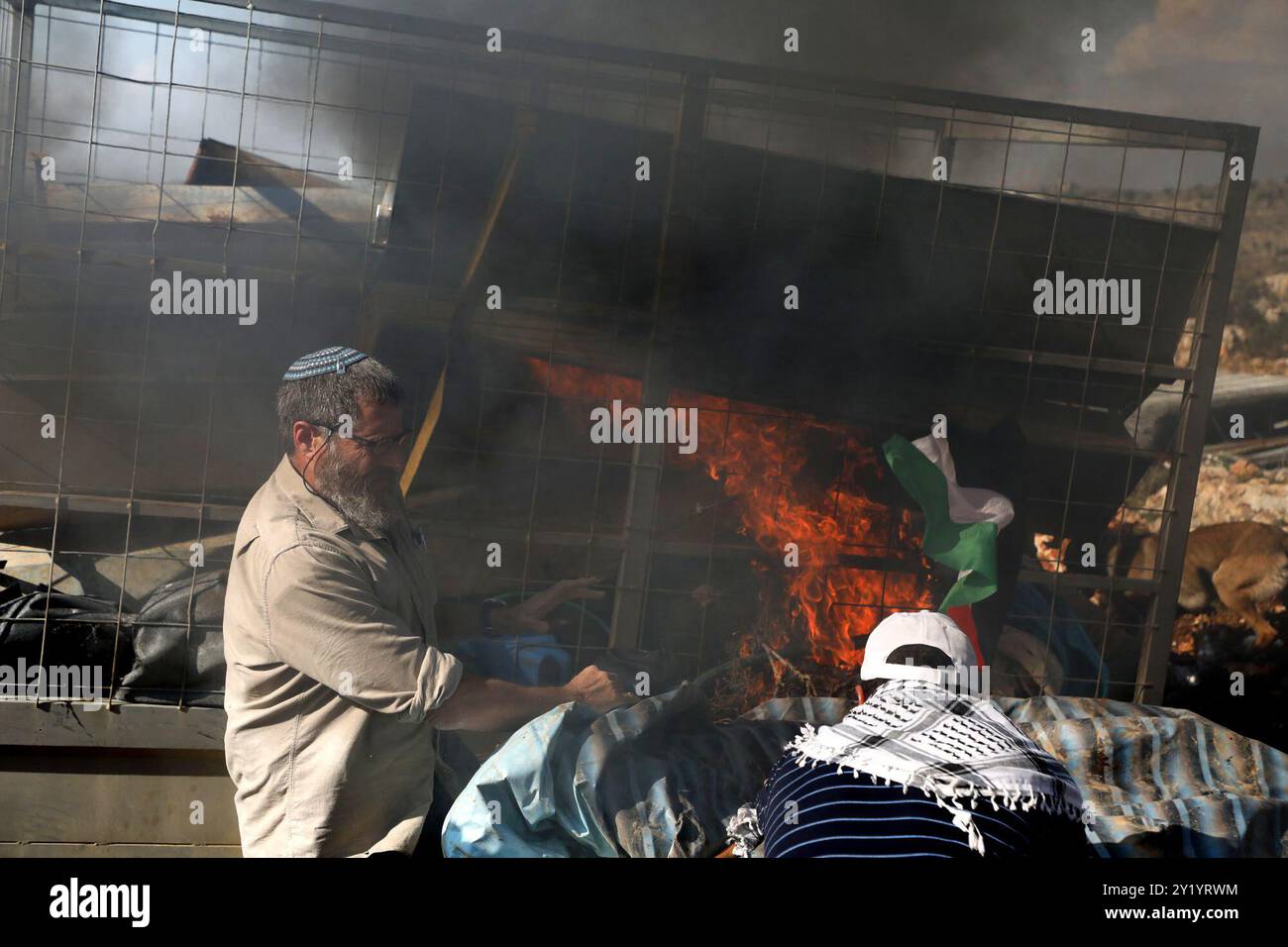 Salfit, Cisgiordania, Palestina. 30 novembre 2020. I coloni israeliani attaccano i manifestanti palestinesi durante una marcia organizzata dalle diverse fazioni palestinesi contro la confisca delle terre nell'area di al-Ras, a ovest della città di Salfit in Cisgiordania. Secondo fonti locali, domenica 30 novembre i coloni israeliani armati hanno svolto attività di bulldozer su larga scala nelle aree di al-Ras e al-Mahajer ad ovest di Salfit, con i palestinesi che temevano che potesse essere l'inizio della costruzione di un nuovo insediamento israeliano nella zona. Dal 1967 Israele ha occupato la Cisgiordania e costruito numerosi israeliani Foto Stock