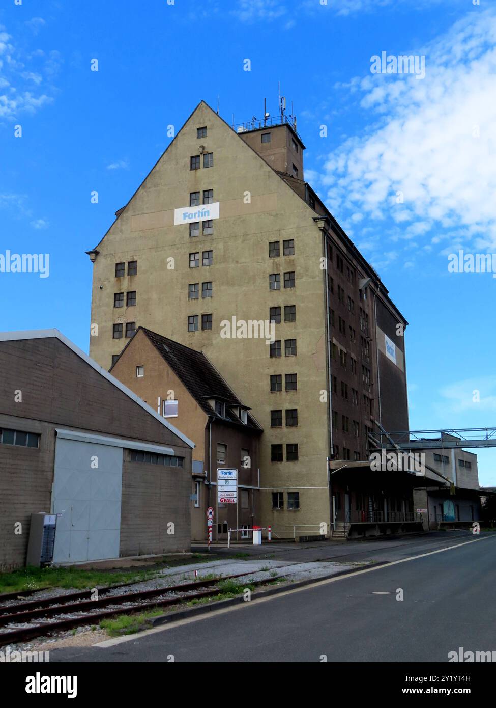 ...Da steht es noch - aber wie lange - auch im Hafengebiet Neuss wird neu gebaut - und der Baugrund ist rar... Neuss Hafen histor. Lagerhaus Fortin *** lì si trova ancora, ma sono in corso di costruzione nuovi edifici nell'area del porto di Neuss e il terreno edificabile è scarso porto di Neuss storico magazzino Fortin Foto Stock