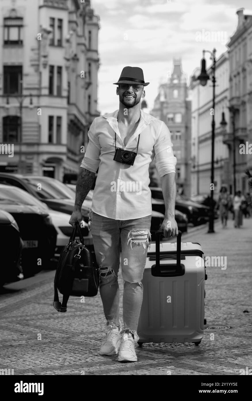 Viaggiatore, turista di moda. Studente viaggiatore o giovane turista. Turista uomo d'affari che viaggia in città europea. Uomo ricco e sicuro che viaggia dentro Foto Stock