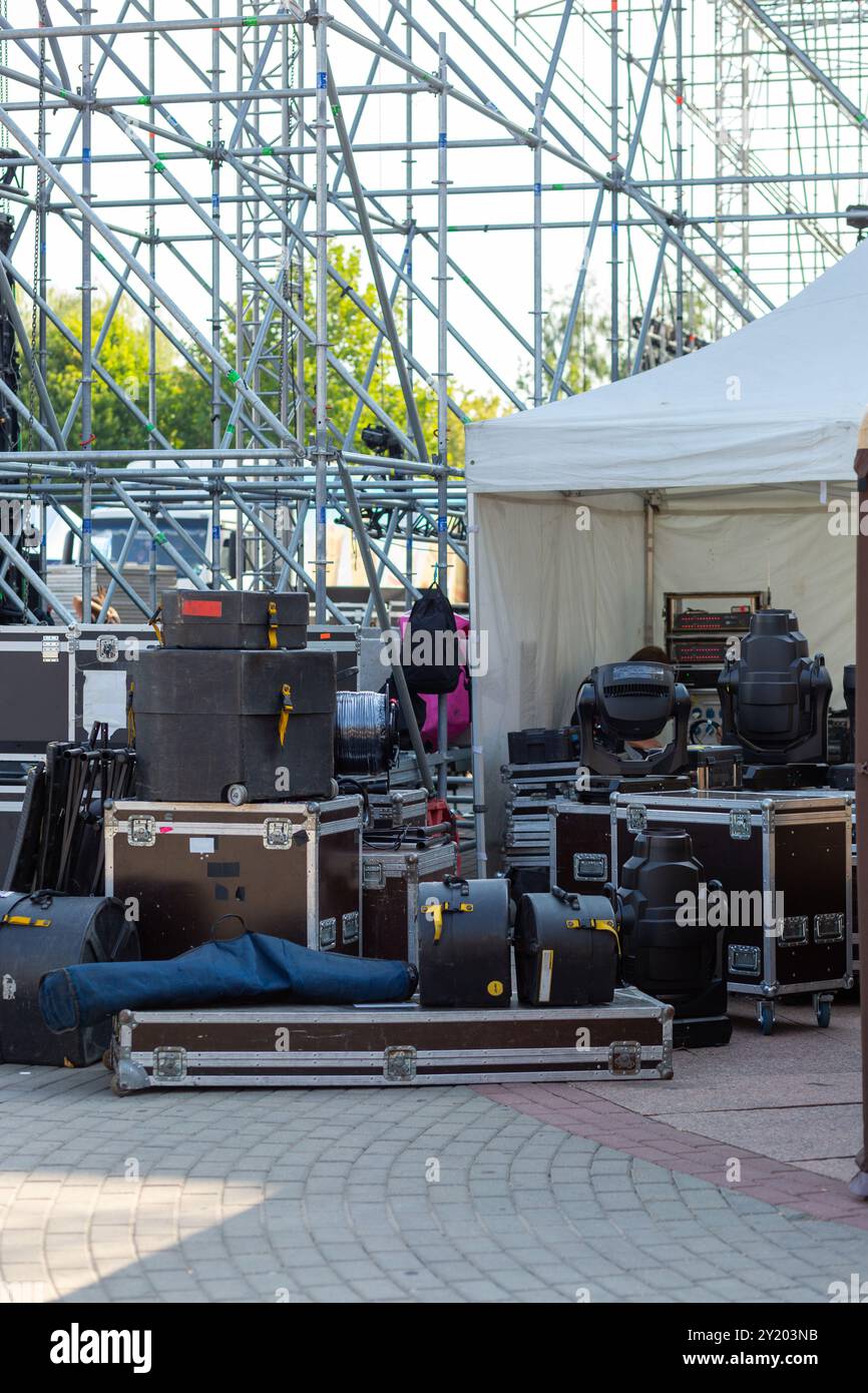 Scatole per attrezzature musicali. Custodia di spedizione. Scatole per attrezzatura da concerto. Organizzazione delle parti. Contenitori su ruote. Tecnica per concerti. Caso f Foto Stock