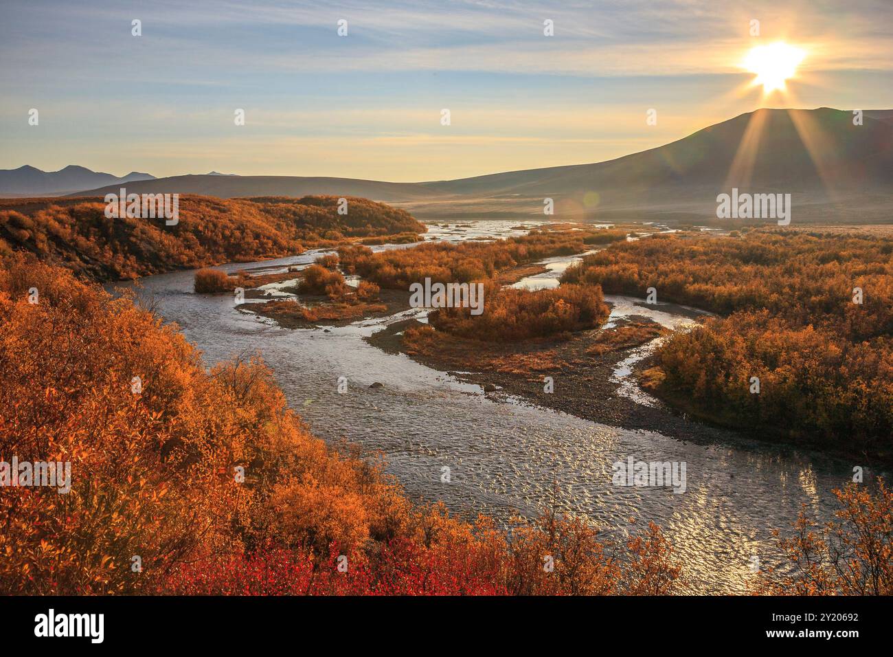 L'alba autunnale sul fiume Blackstone nel territorio dello Yukon in Canada Foto Stock