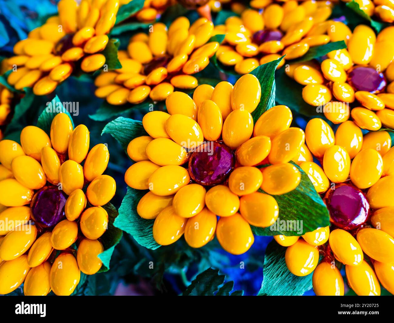 Stupendo mazzo di girasoli realizzati con i tipici coriandoli di Sulmona (mandorle ricoperte di zucchero), Abruzzo, Italia centrale Foto Stock