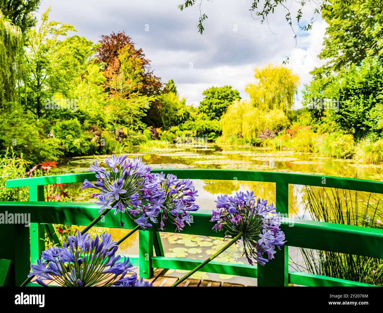 Splendida vista del giardino di Monet con ponte giapponese in primo piano, Giverny, Francia Foto Stock