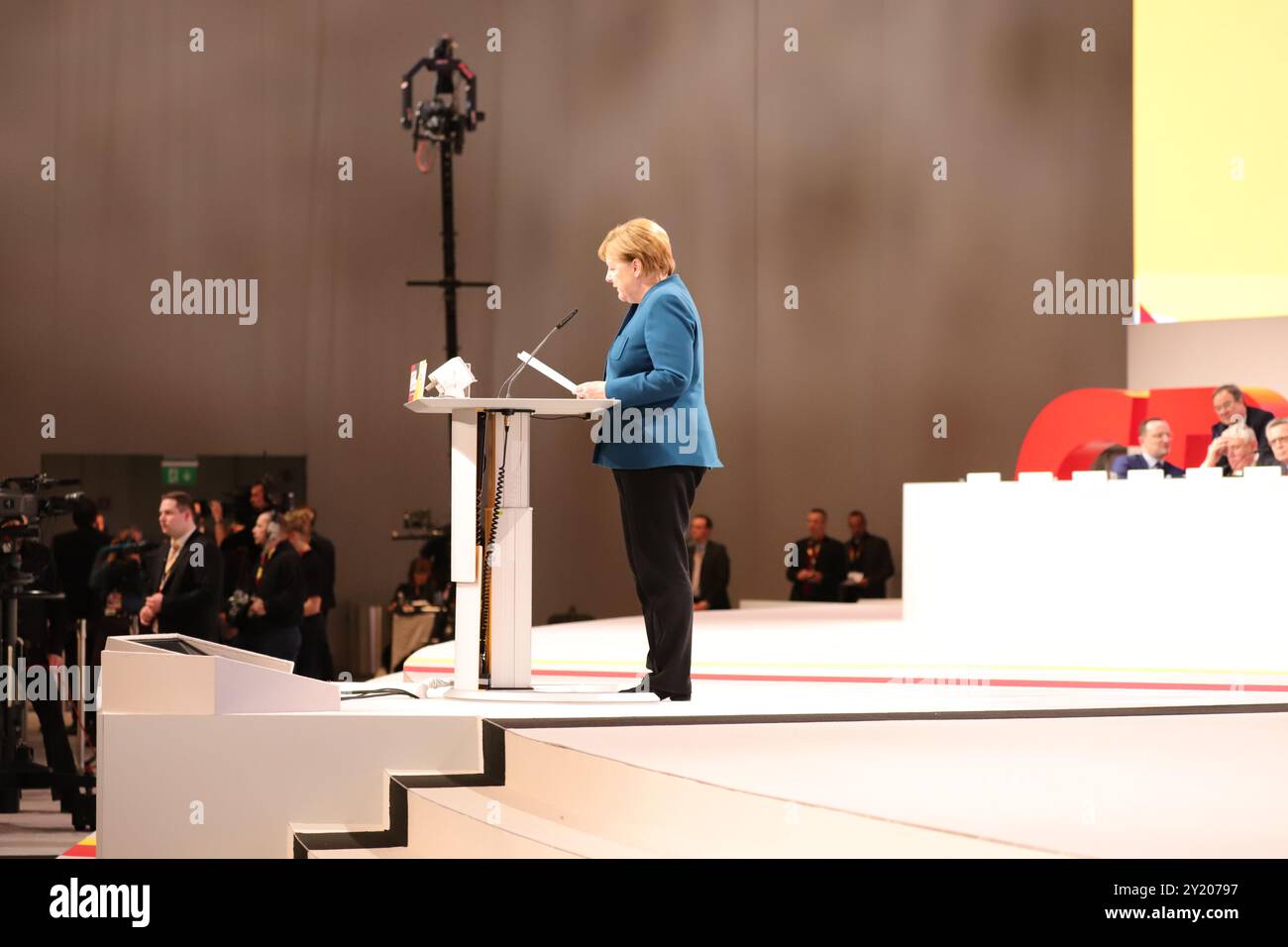 Angela Merkel verabschiedet sich auf dem Parteitag als CDU-Vorsitzende. Da fließen auch Tränen. DAS Parteivolk feiert sie einstweilen - bis es merkt: wir schaffen es nicht. Foto Stock