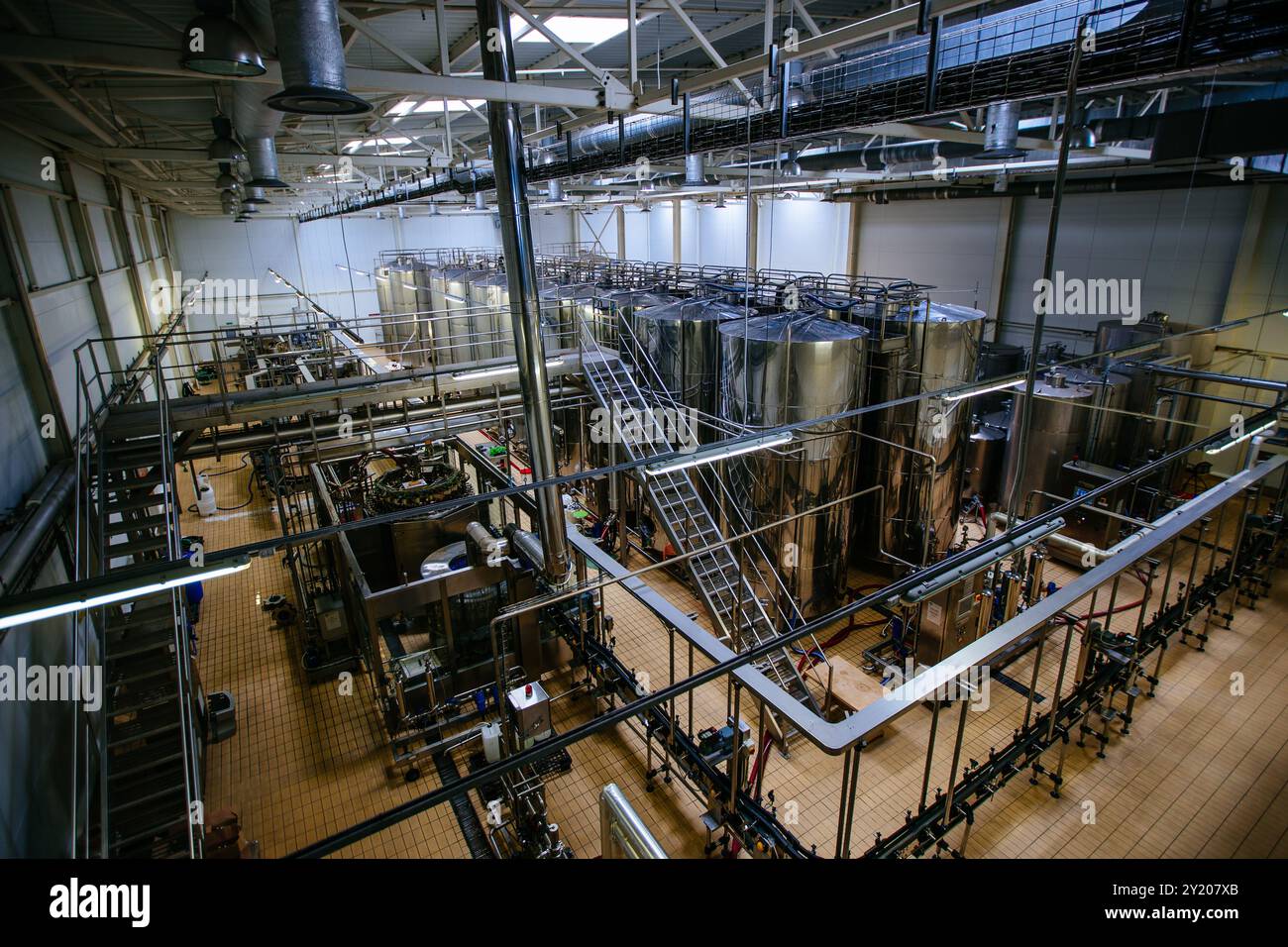 Moderna linea di produzione vinicola. Vasetti di stoccaggio e attrezzature di imbottigliamento. Foto Stock