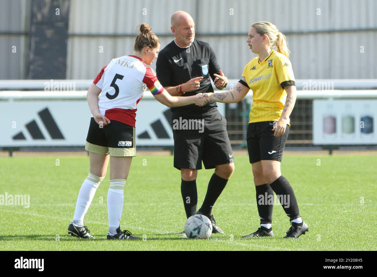 Arbitro e capitani stringono la mano Woking FC Women contro Abbey Rangers FC Women Southern Regional Womens Football League a Kingfield Woking FC 8 settembre 2024 Foto Stock
