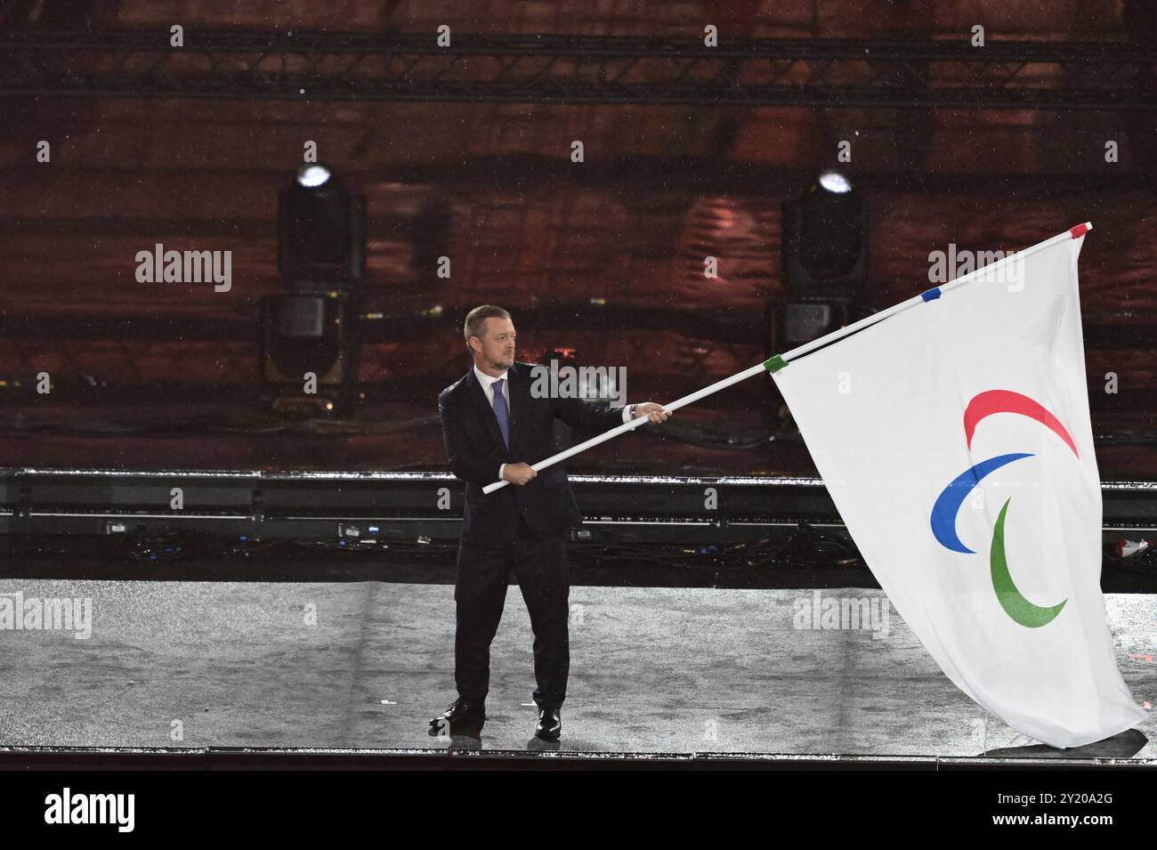 Parigi, Francia. 8 settembre 2024. Il presidente dell'IPC Andrew Parsons ondata e consegna la bandiera paralimpica al sindaco di Los Angeles, Karen Bass durante la cerimonia di chiusura dei Giochi paralimpici estivi di Parigi 2024 allo Stade de France di Parigi, in Francia, l'8 settembre 2024. Foto di Firas Abdullah/ABACAPRESS. COM credito: Abaca Press/Alamy Live News Foto Stock