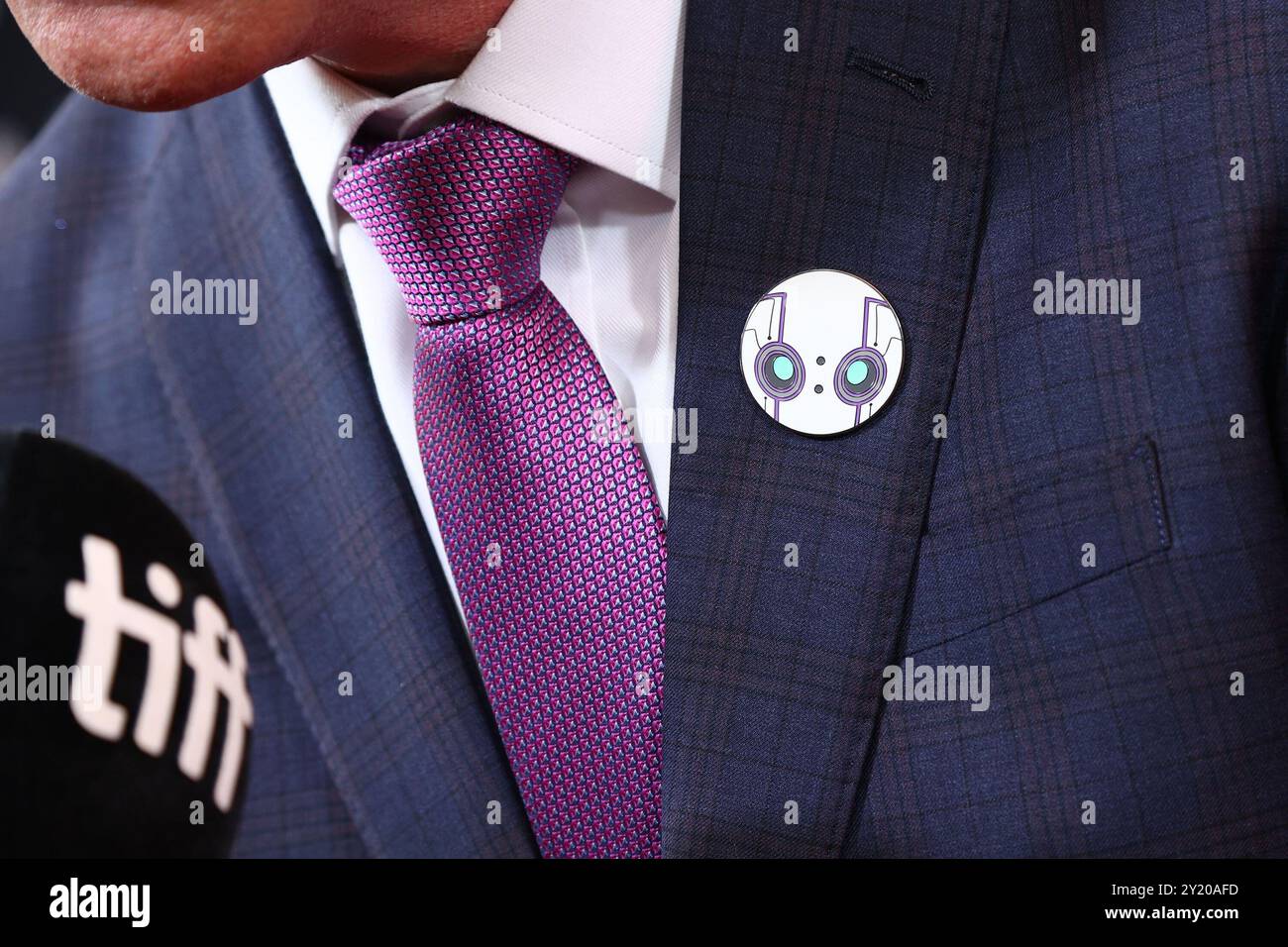 Jeff Hermann con un bottone robot selvaggio agli arrivi per LA prima volta ROBOT SELVAGGIO al Toronto International Film Festival (TIFF) 2024, Roy Thomson Hall, Toronto, l'8 settembre, 2024. foto di: JA/Everett Collection Foto Stock