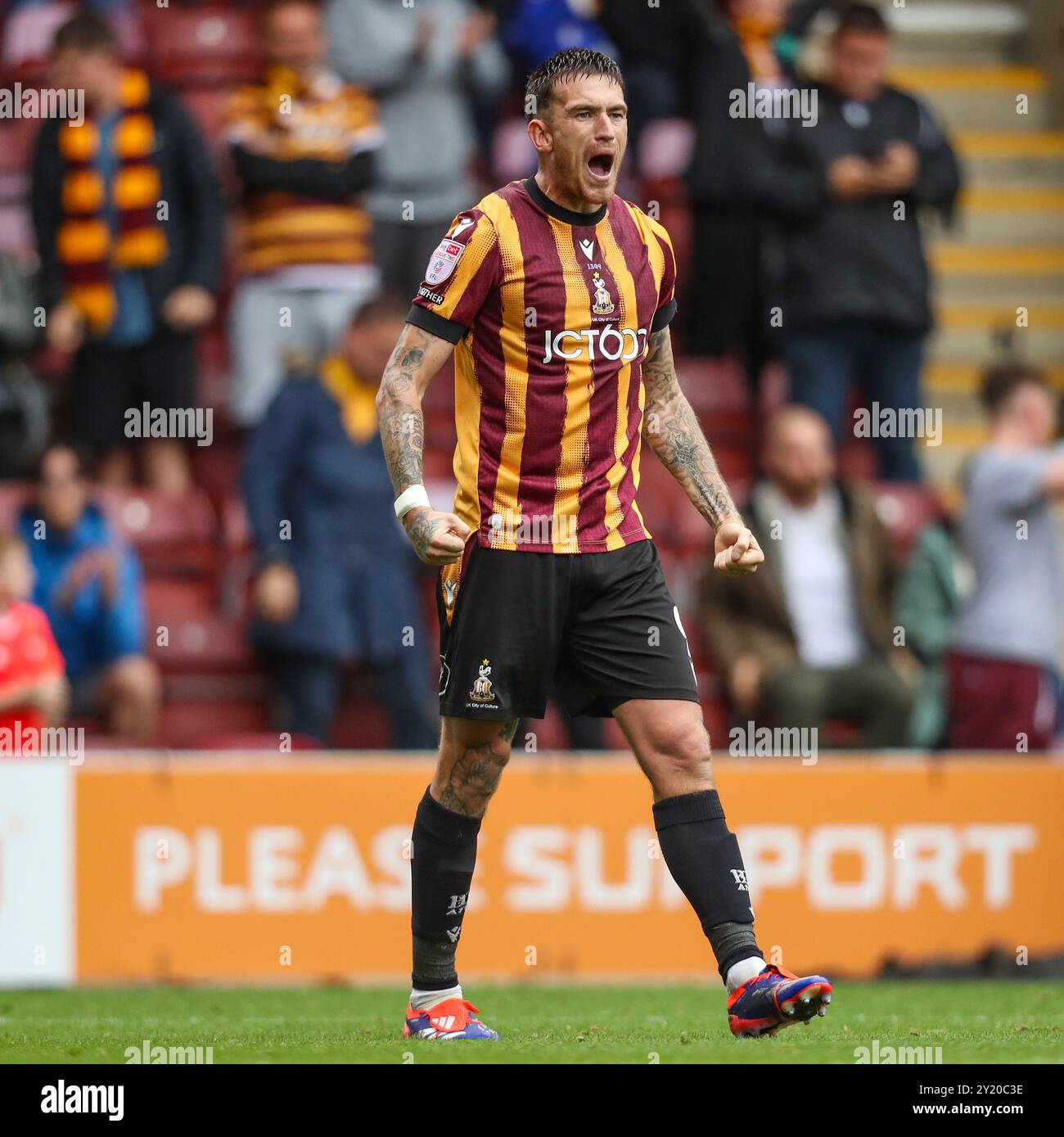 Bradford, Regno Unito, 7 settembre 2024, Andy Cook celebra il punteggio, durante Bradford City vs Carlisle United EFL League Two, Valley Parade. Foto Stock